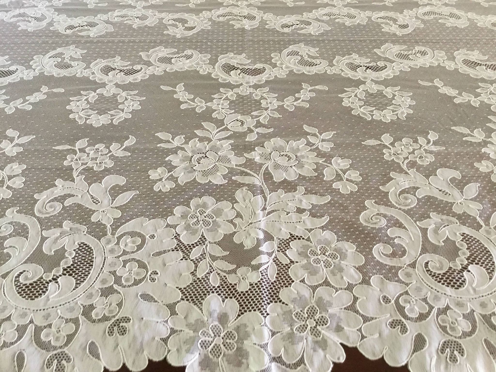 Lyon lace tablecloth from the prestigious brand Doguin made on crafts in Tulle