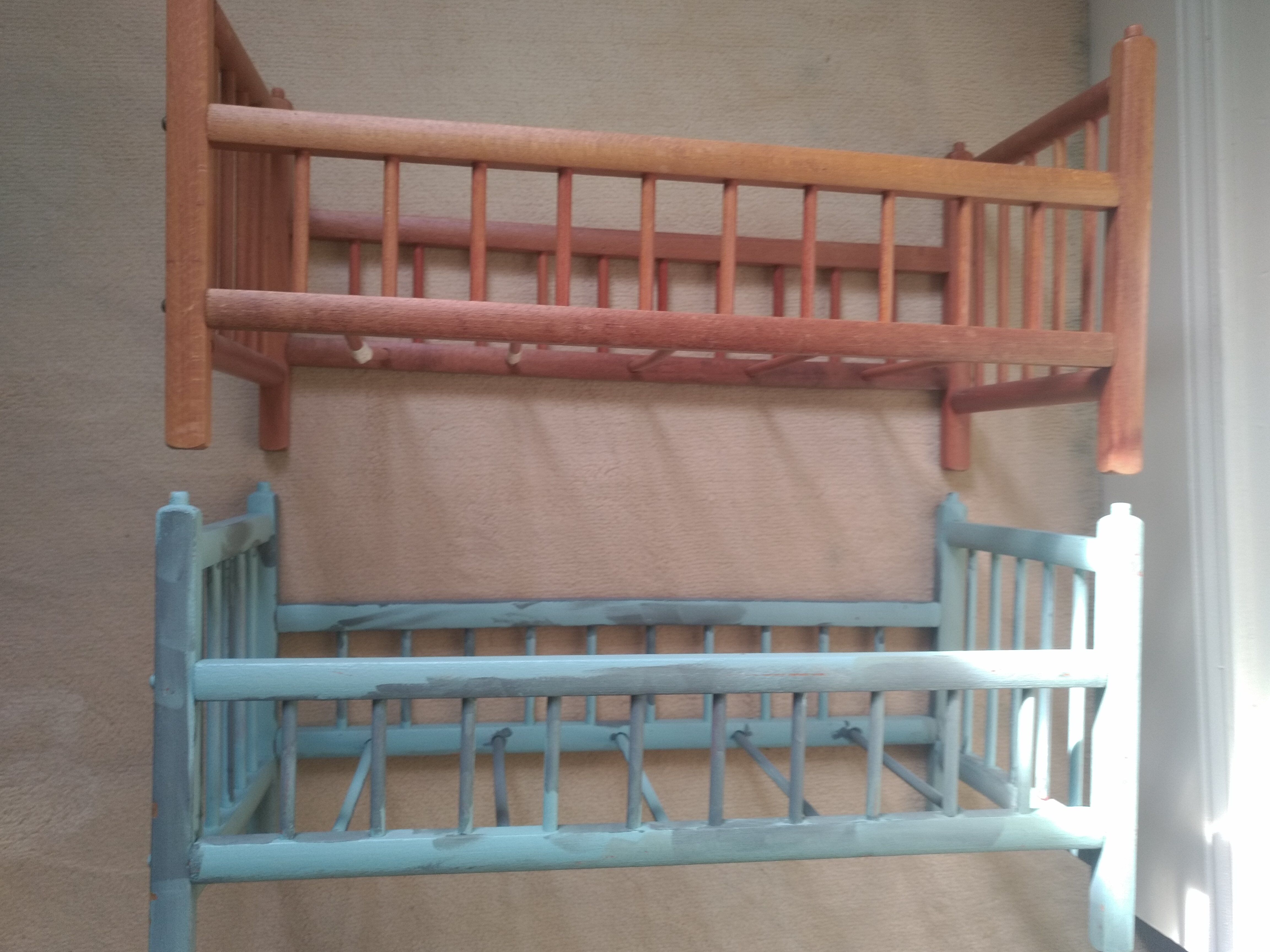 2 beds of old wooden dolls superimposed