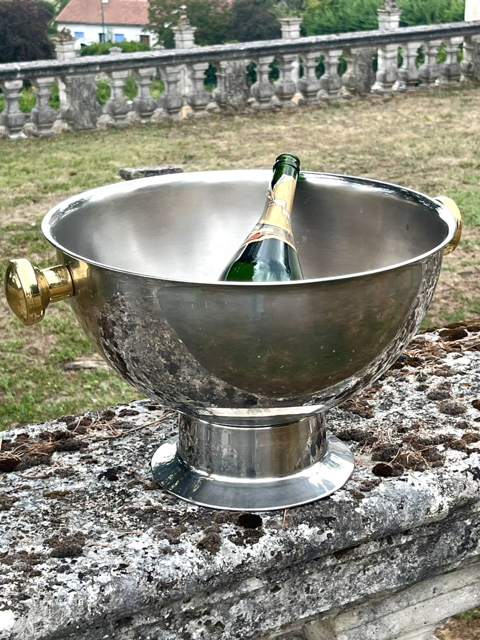Grand seau à champagne en aluminium avec poignées dorées.