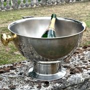 Grand seau à champagne en aluminium avec poignées dorées.