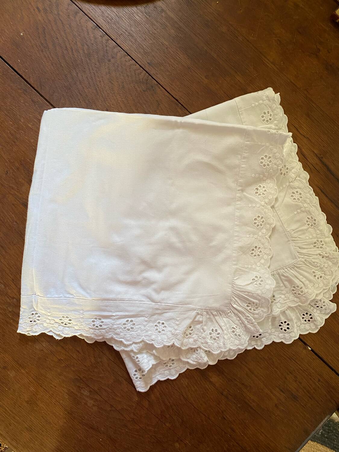 Paire taies d oreiller broderie anglaise.