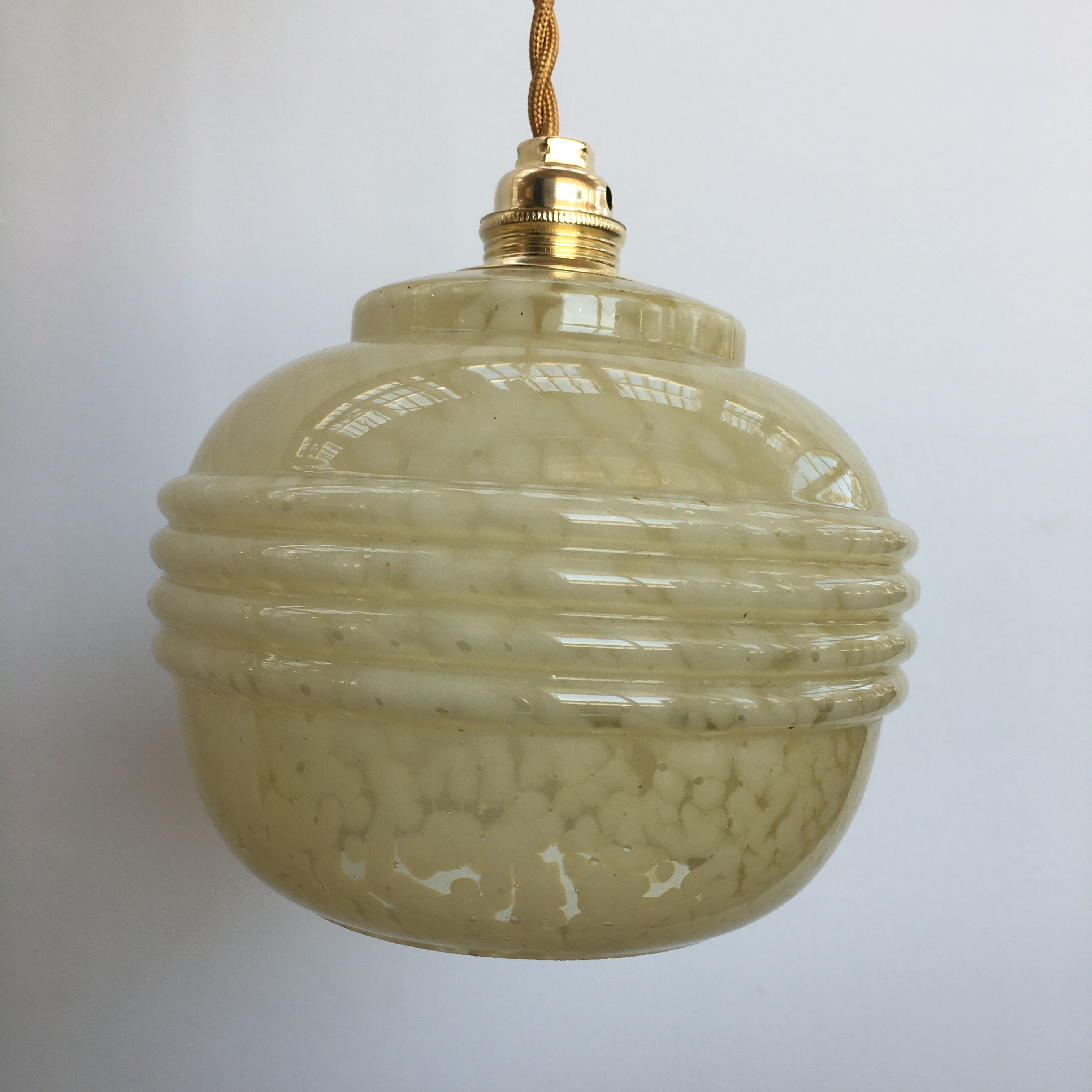 Pale yellow Clichy glass suspension