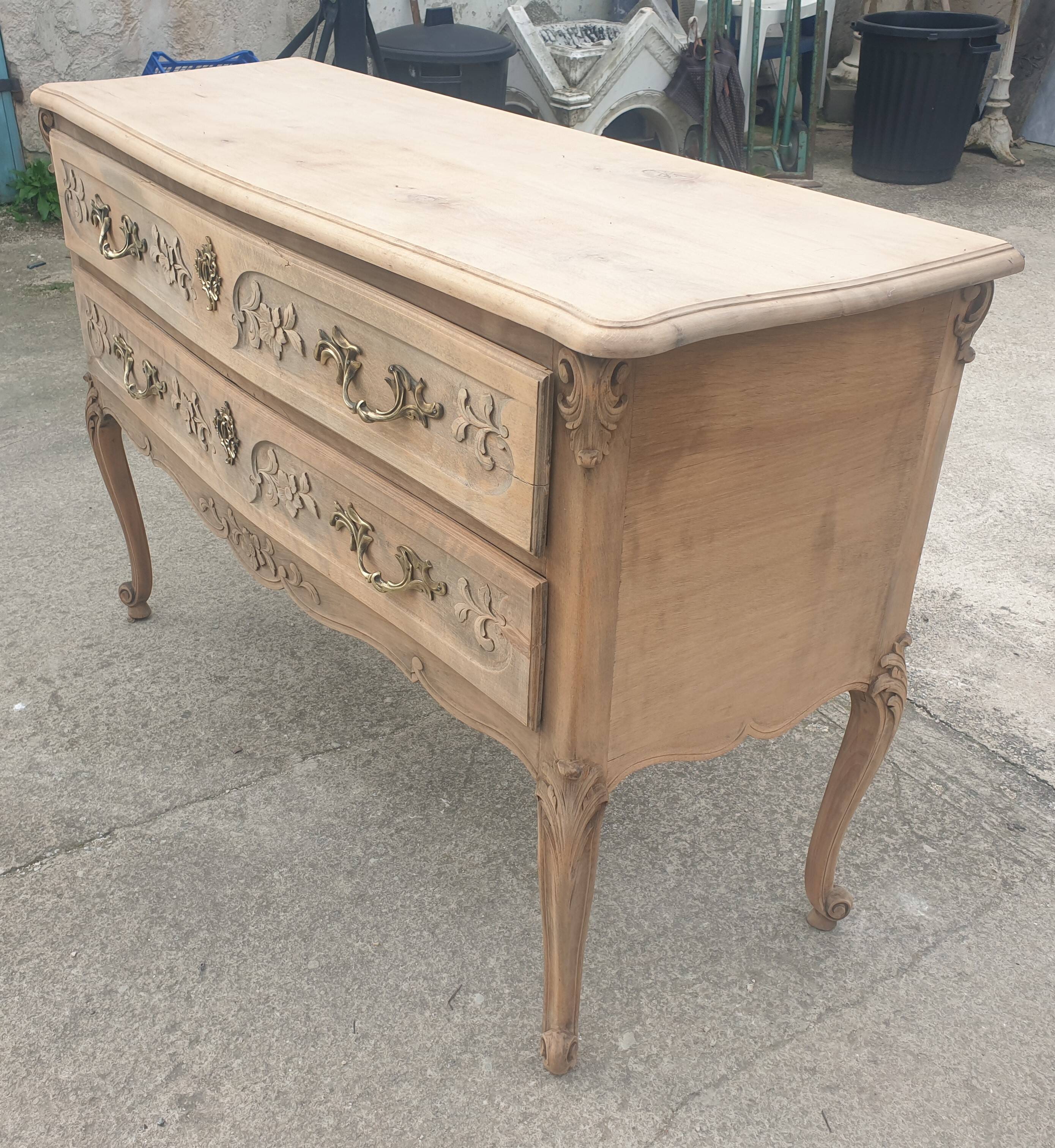 Commode dite " sauteuse " en bois massif