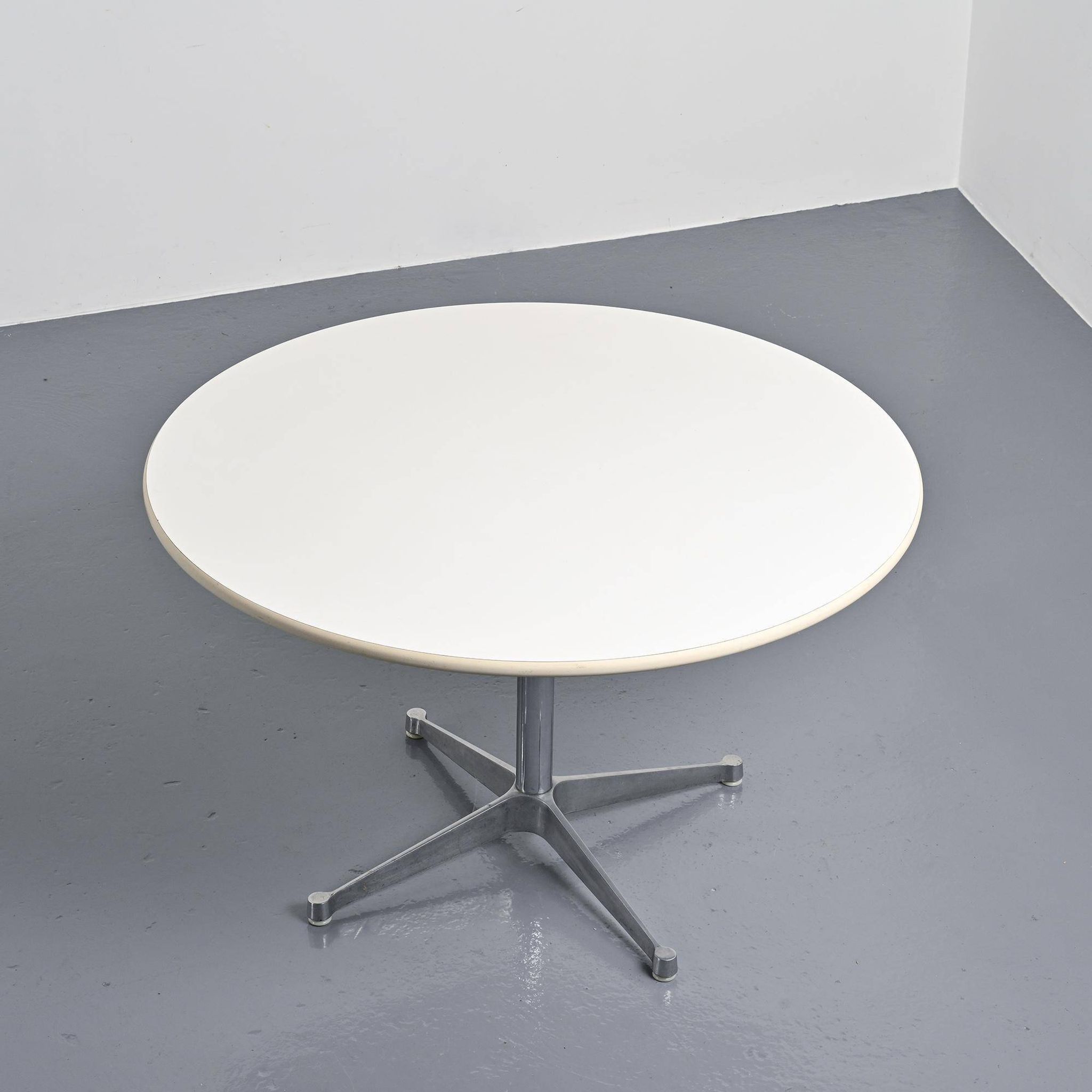 Table ronde par Charles et Ray Eames pour Herman Miller, circa 1970