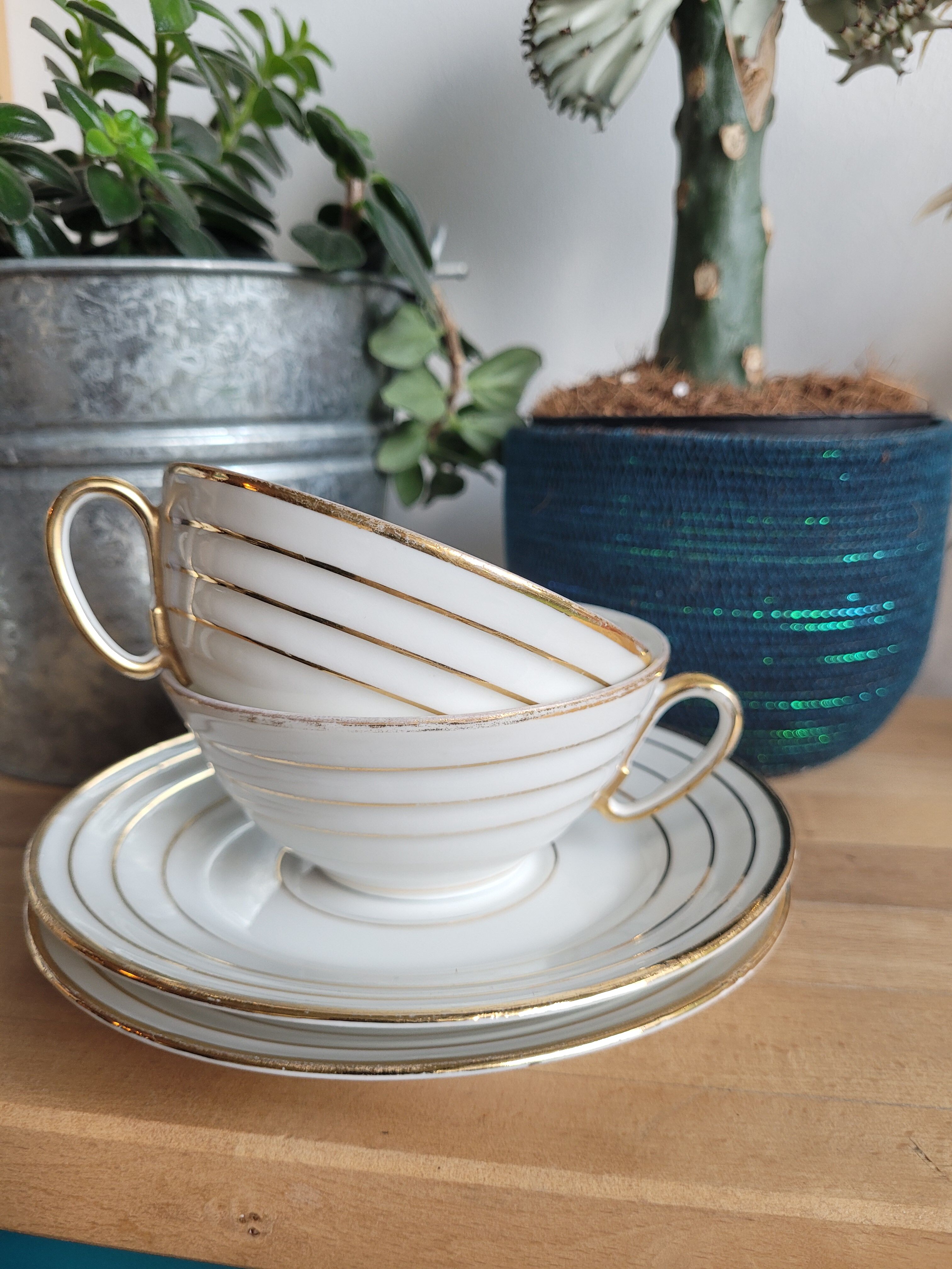 Set of 2 porcelain cups with saucers