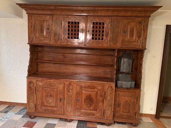 Buffet Suisse début XIXème en Noyer et Marqueterie Géométrique