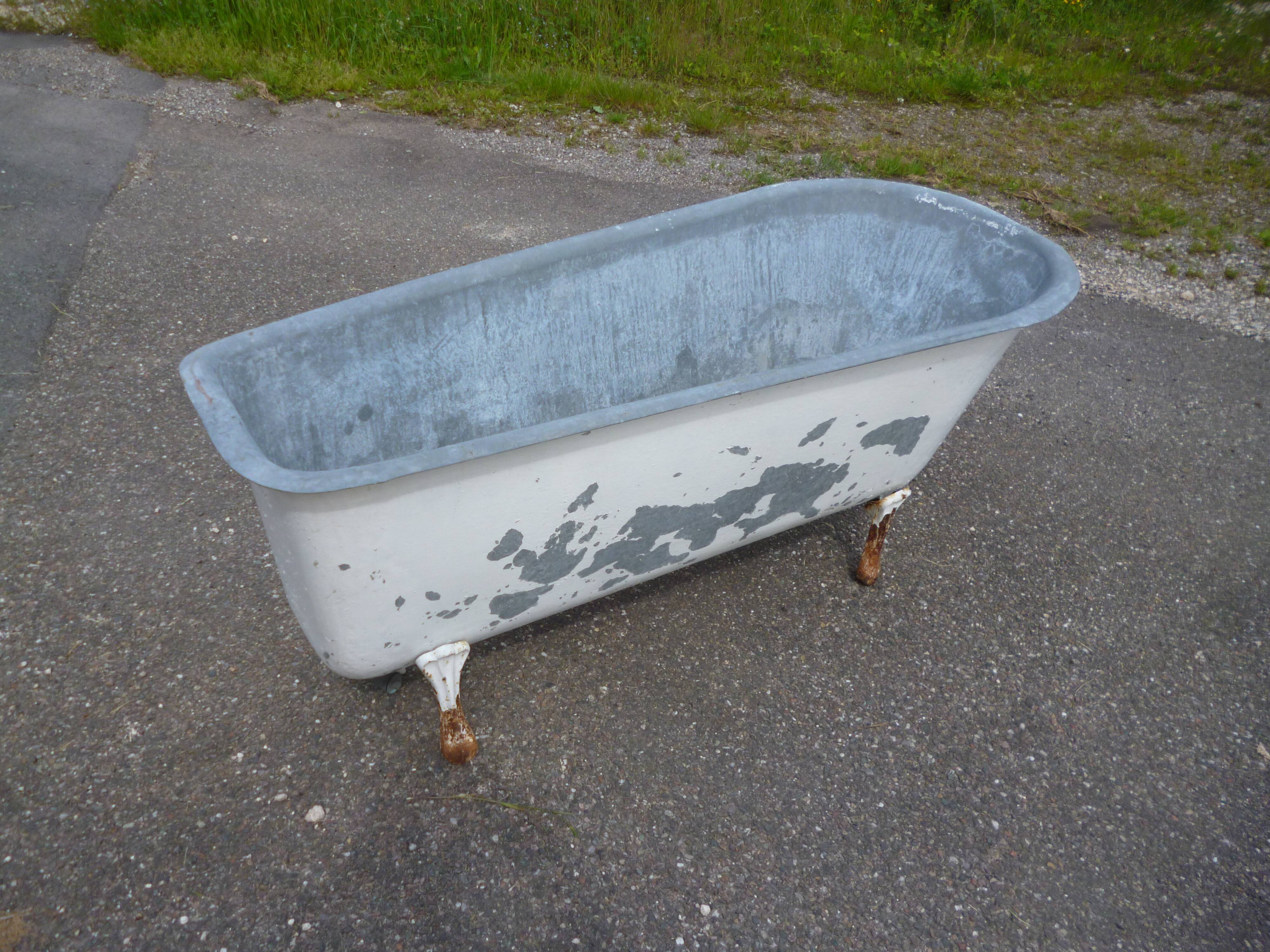 Zinc bathtub