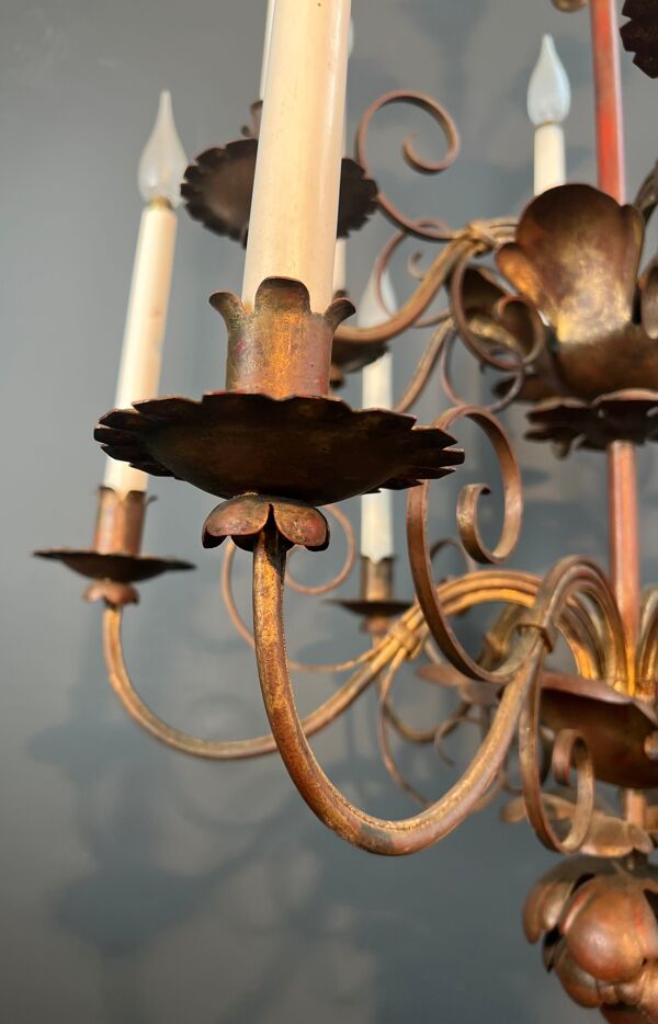 Lustre en métal doré à 2 niveaux et 12 bras de lumière dans le goût de la maison Baguès