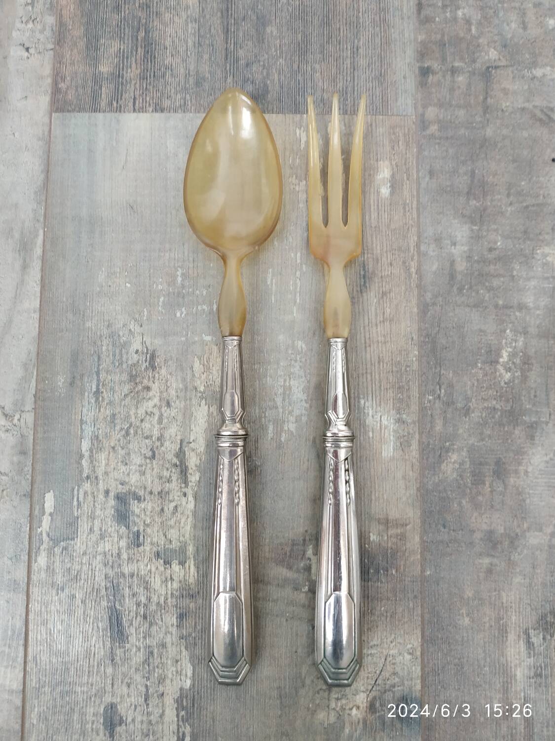 Salad servers