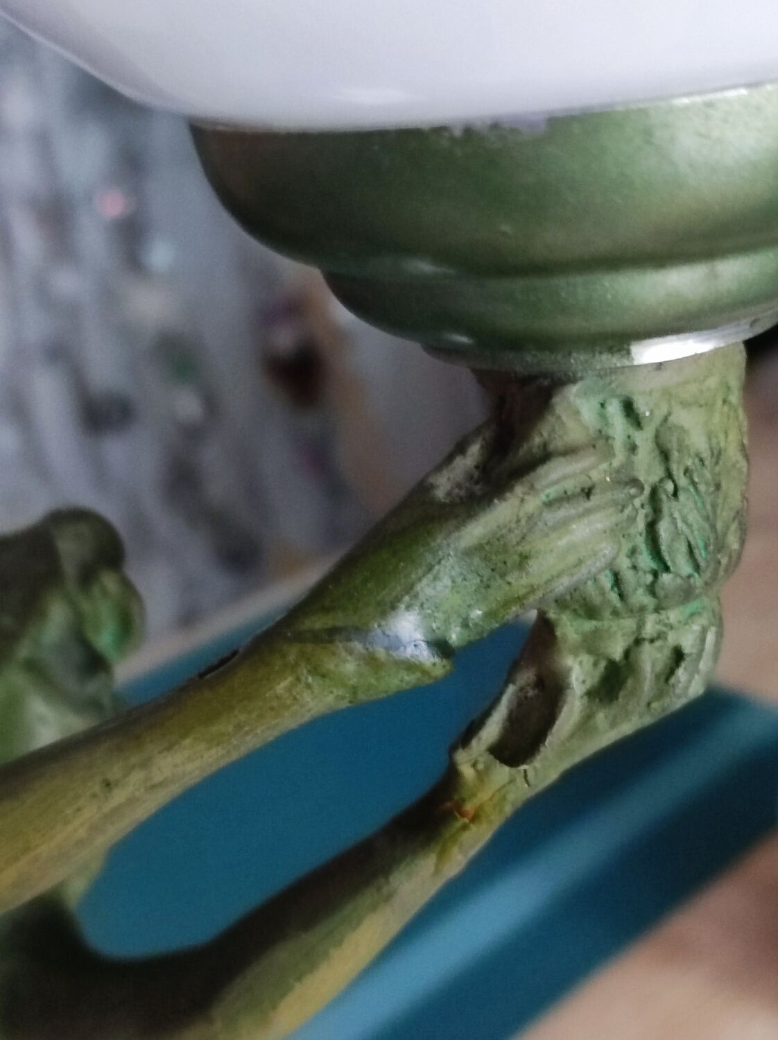 Women's statuette lamp