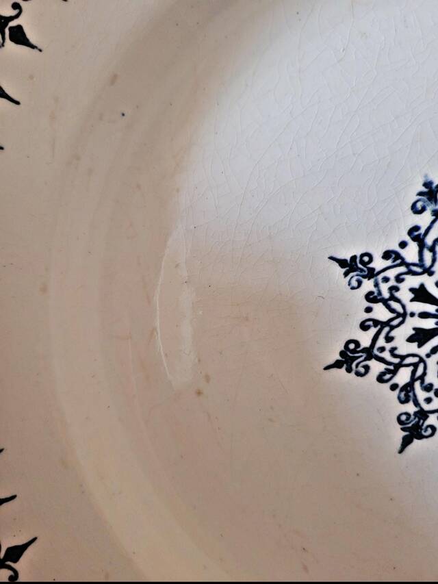 Saint Amand Primax flat plates, blue ironstone with Arabesque decoration.