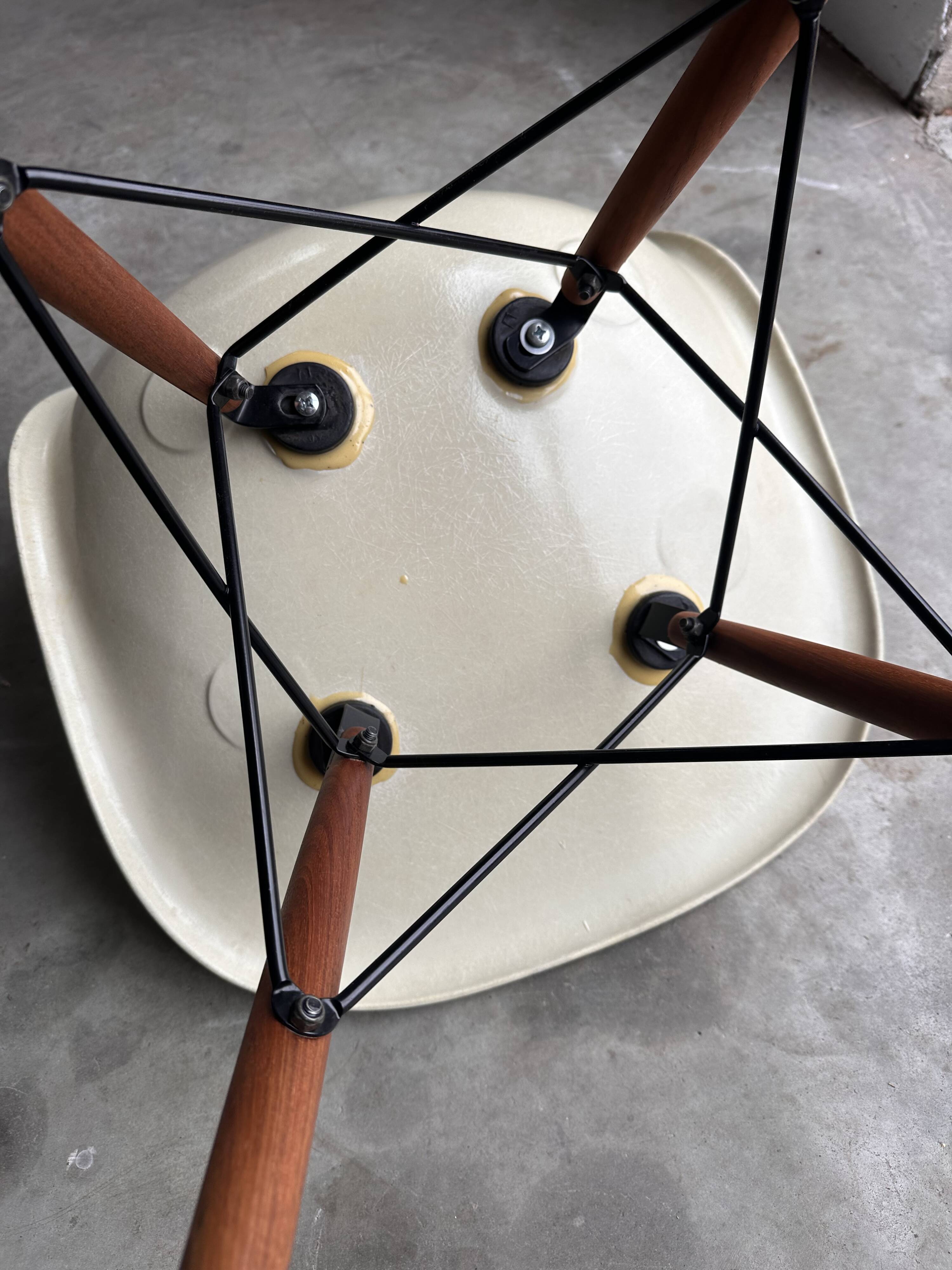 Set of 10 fibreglass & walnut DSW chairs, Charles & Ray Eames, Herman Miller, 60s-70s