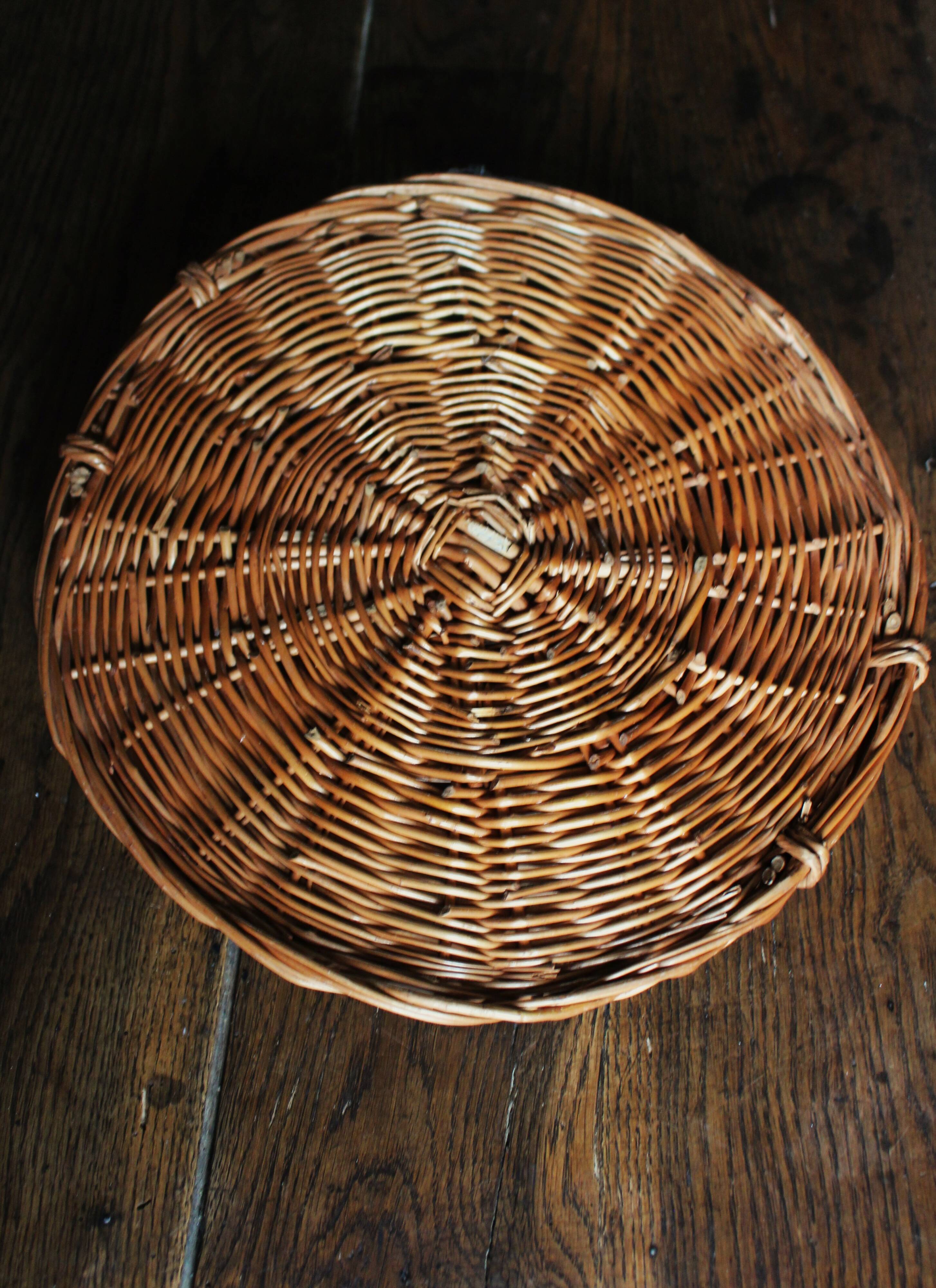 Medium round dark wicker plateau with two handles.