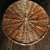 Medium round dark wicker plateau with two handles.