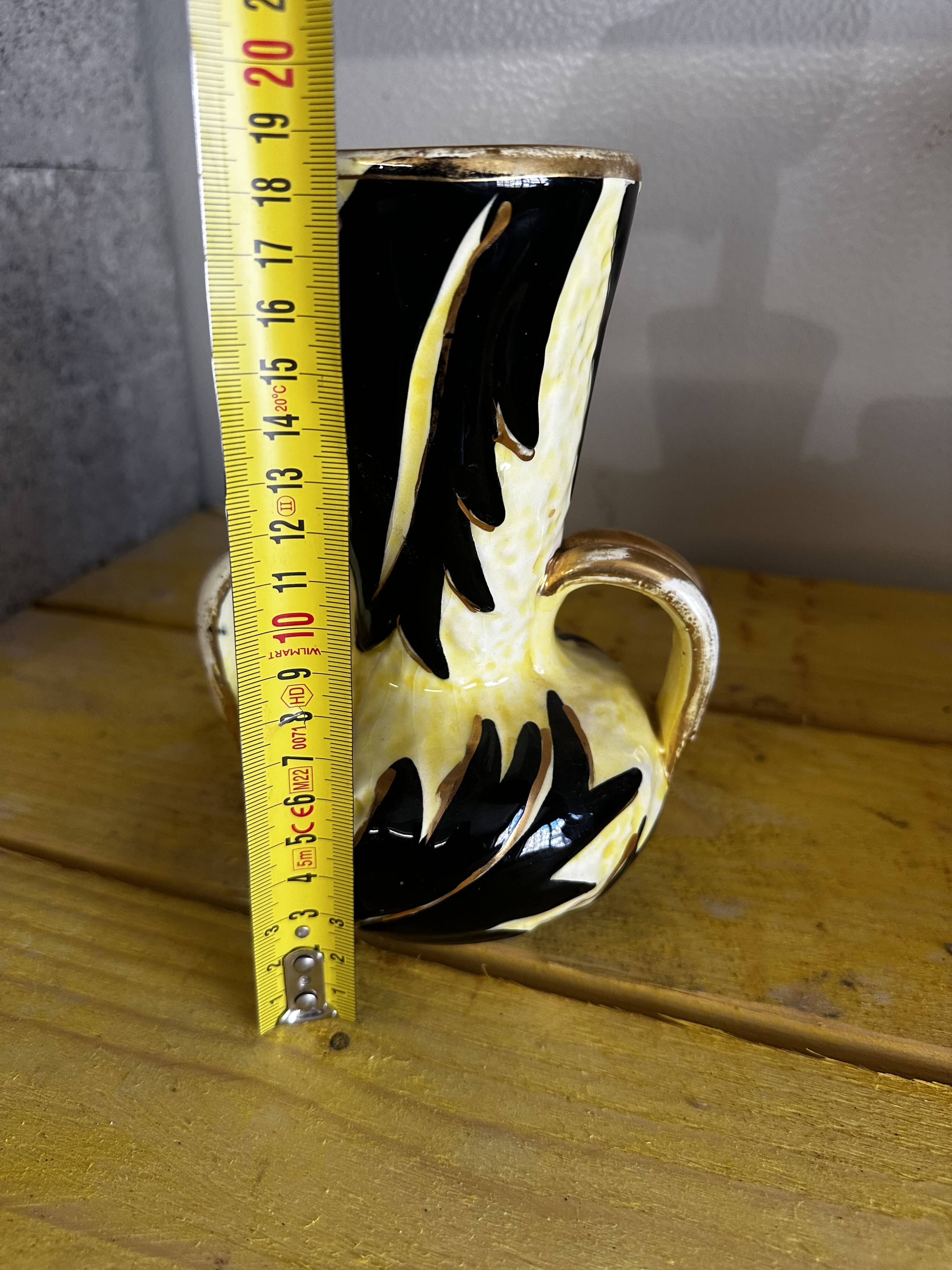 Vase en céramique jaune et noire à décor de feuilles, Vallauris signé JTF numéroté 519