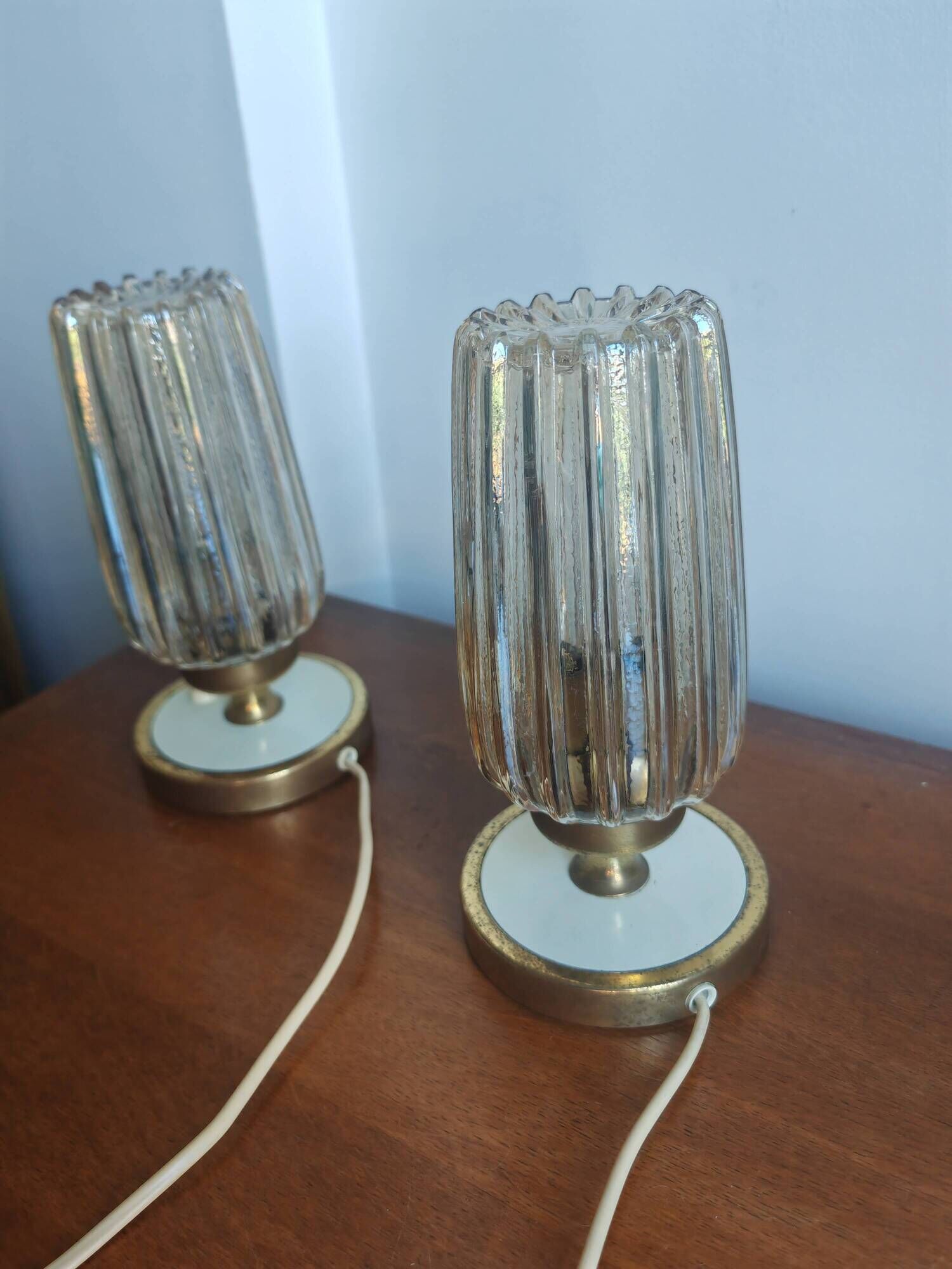 Pair of vintage 70s bedside lamps – Brushed brass, enamel & ribbed glass