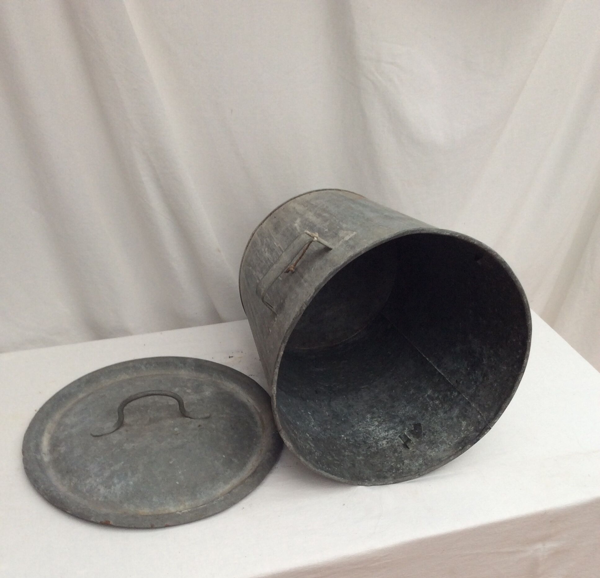 Zinc bucket old washing with 2 handles and lid dimension: height -32cm- D-34cm-