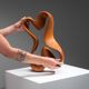 Sculpture abstraite avec des courbes organiques fluides.
