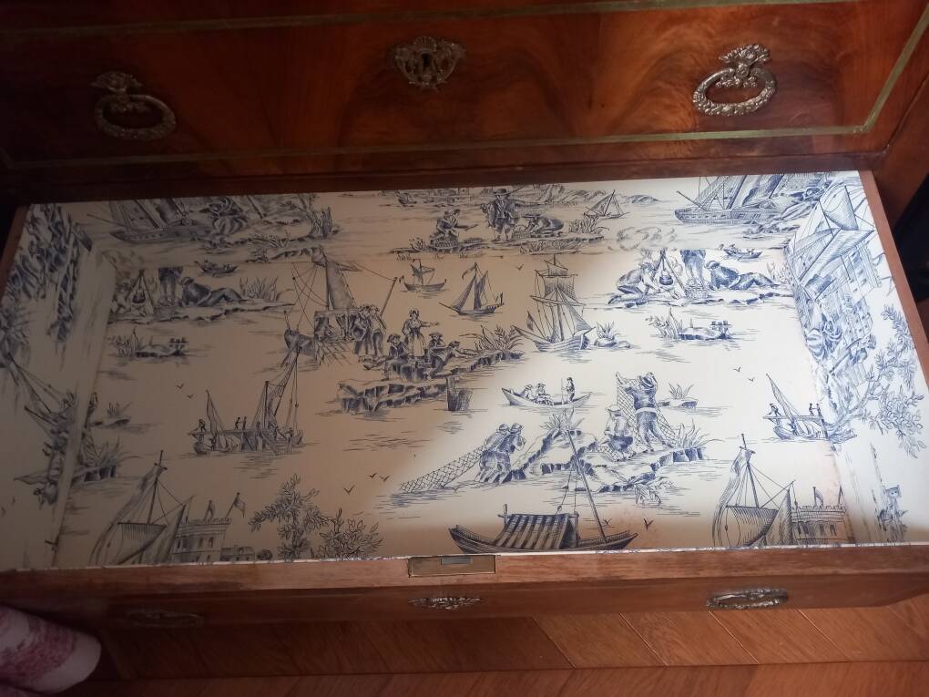 Empire chest of drawers with 3 drawers