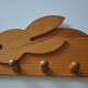 Patère enfant vintage en bois motif lapin