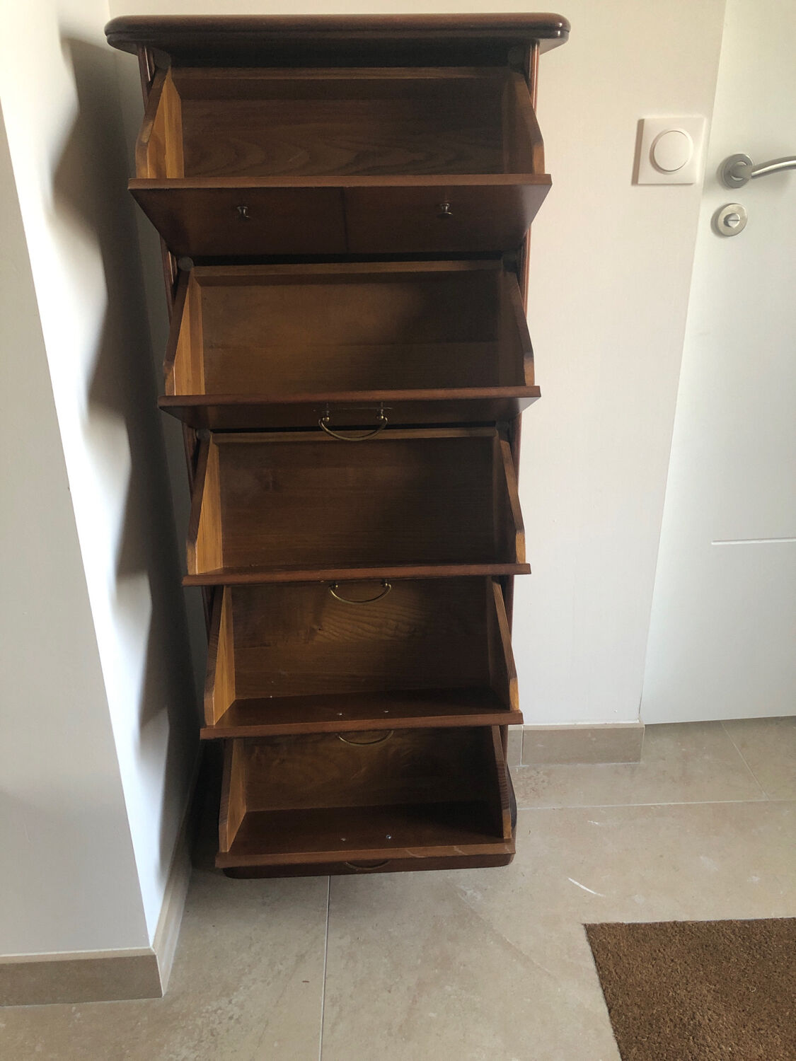 Shoe cabinet
