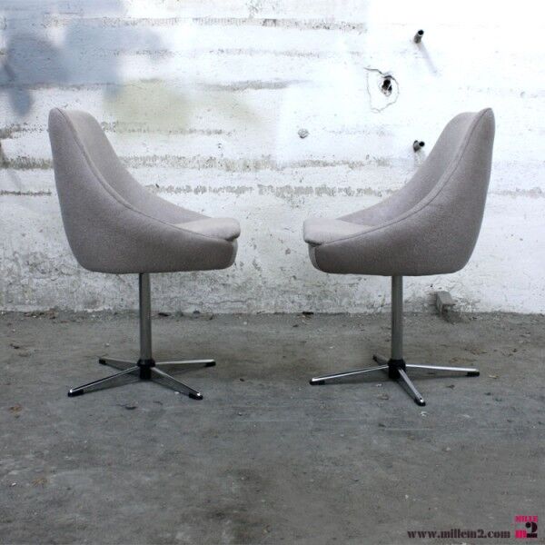 Beautiful swivel of the 50s/60s vintage Chair.