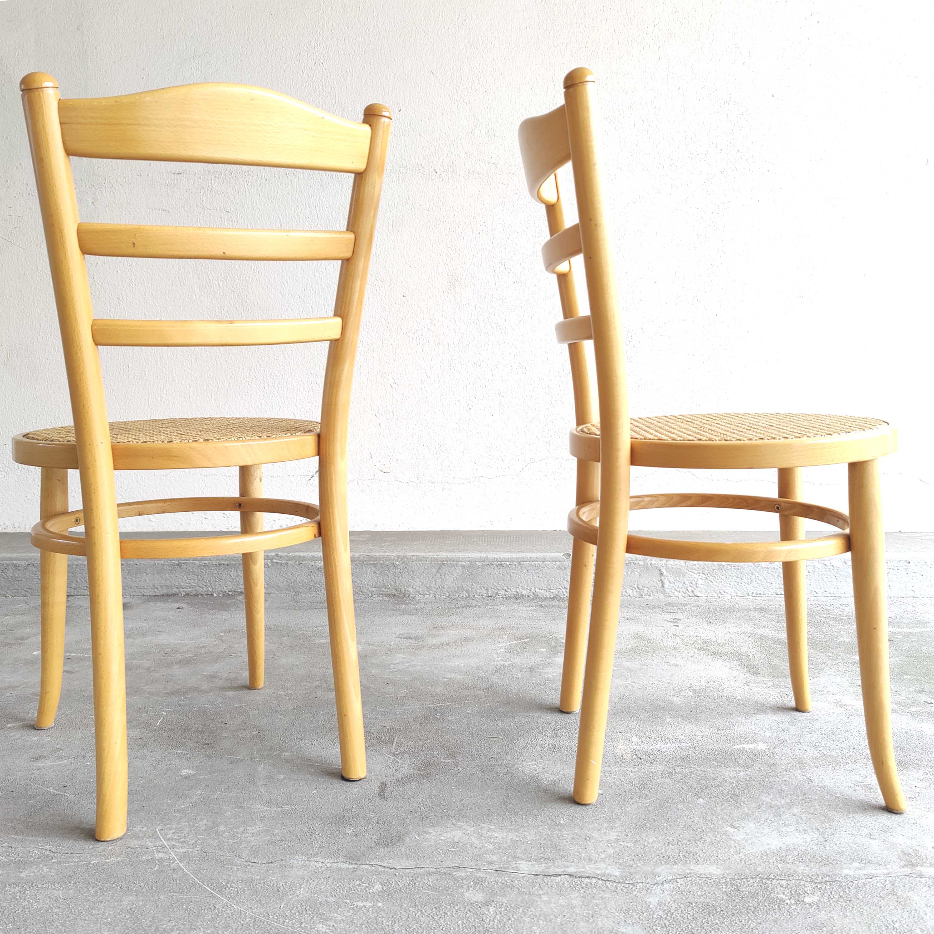 Paire chaises Baumann bois clair et cannage