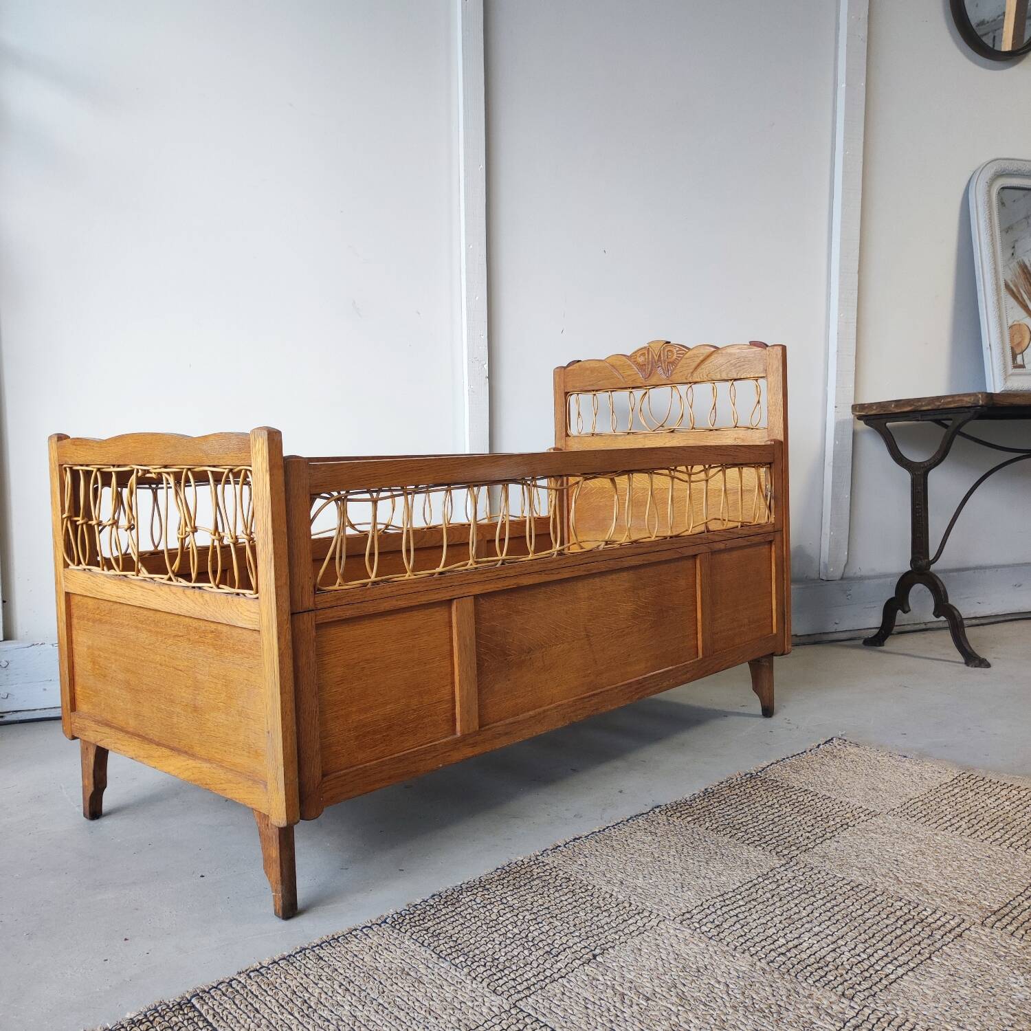 Lit bébé vintage bois verni et osier tressé