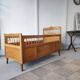 Lit bébé vintage bois verni et osier tressé