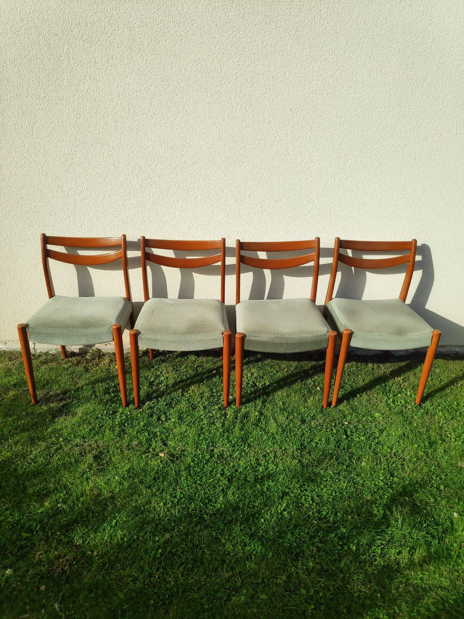 Lot of 4 Scandinavian chairs in wood and velvet fabric