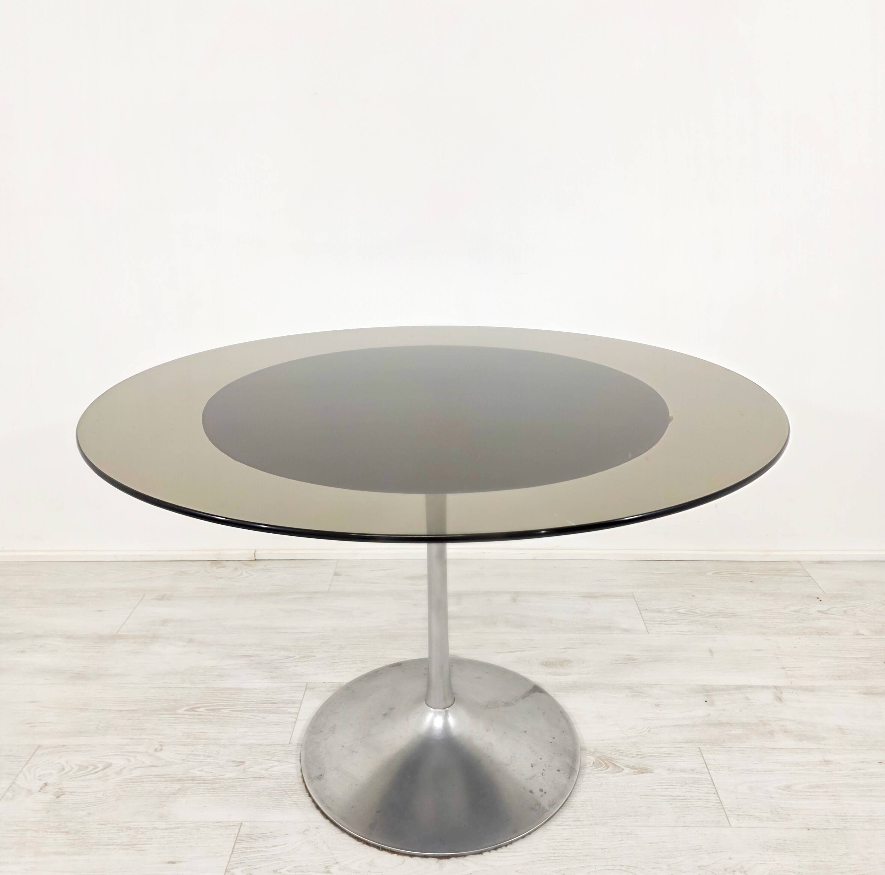 Round tulip table in smoked glass 1970