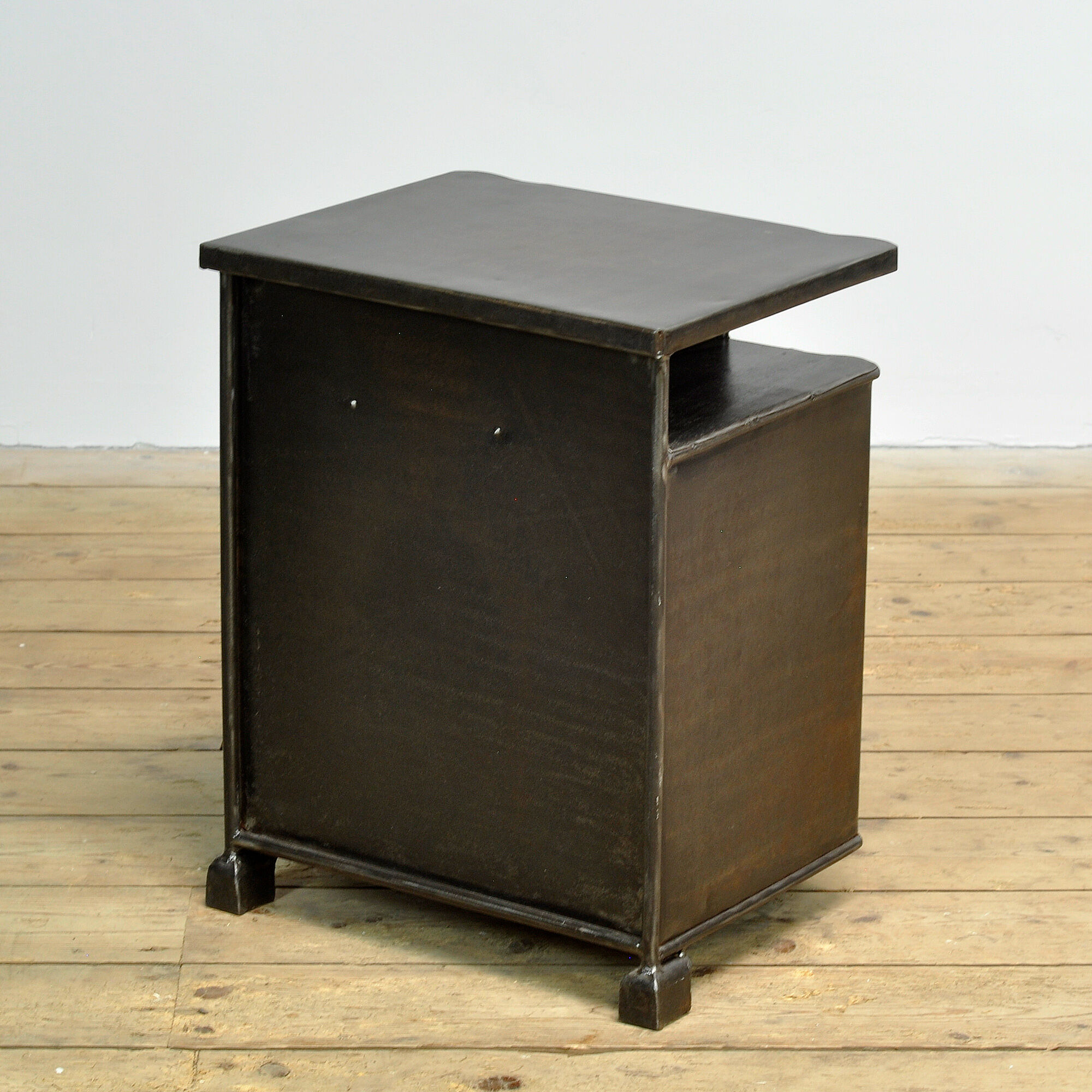 Table de chevet en fer, vers 1930