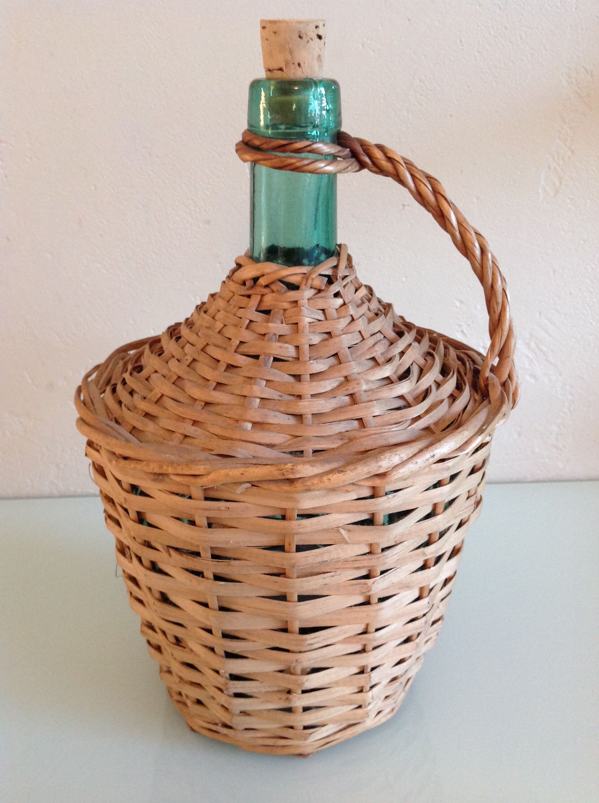Bonbonne verte avec habillage en osier années 60/70