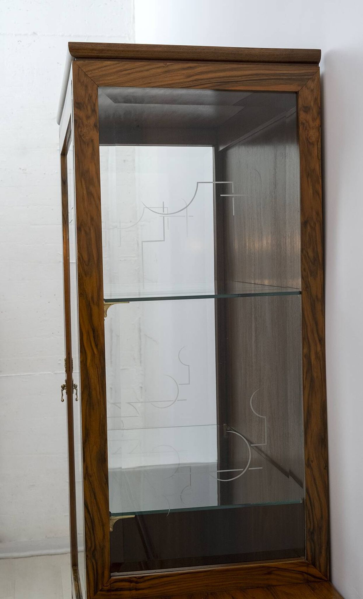 Art Dèco Italian Walnut Vitrines or Bar Display Cabinet, 1925