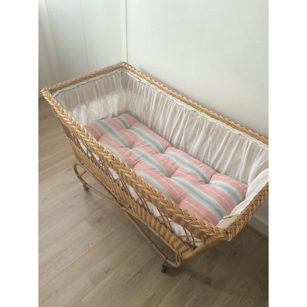 Berceau Lit Bebe Rotin Osier Vintage A Roulettes Selency Berceau Lit Bebe Rotin Osier Vintage A Roulettes Selency