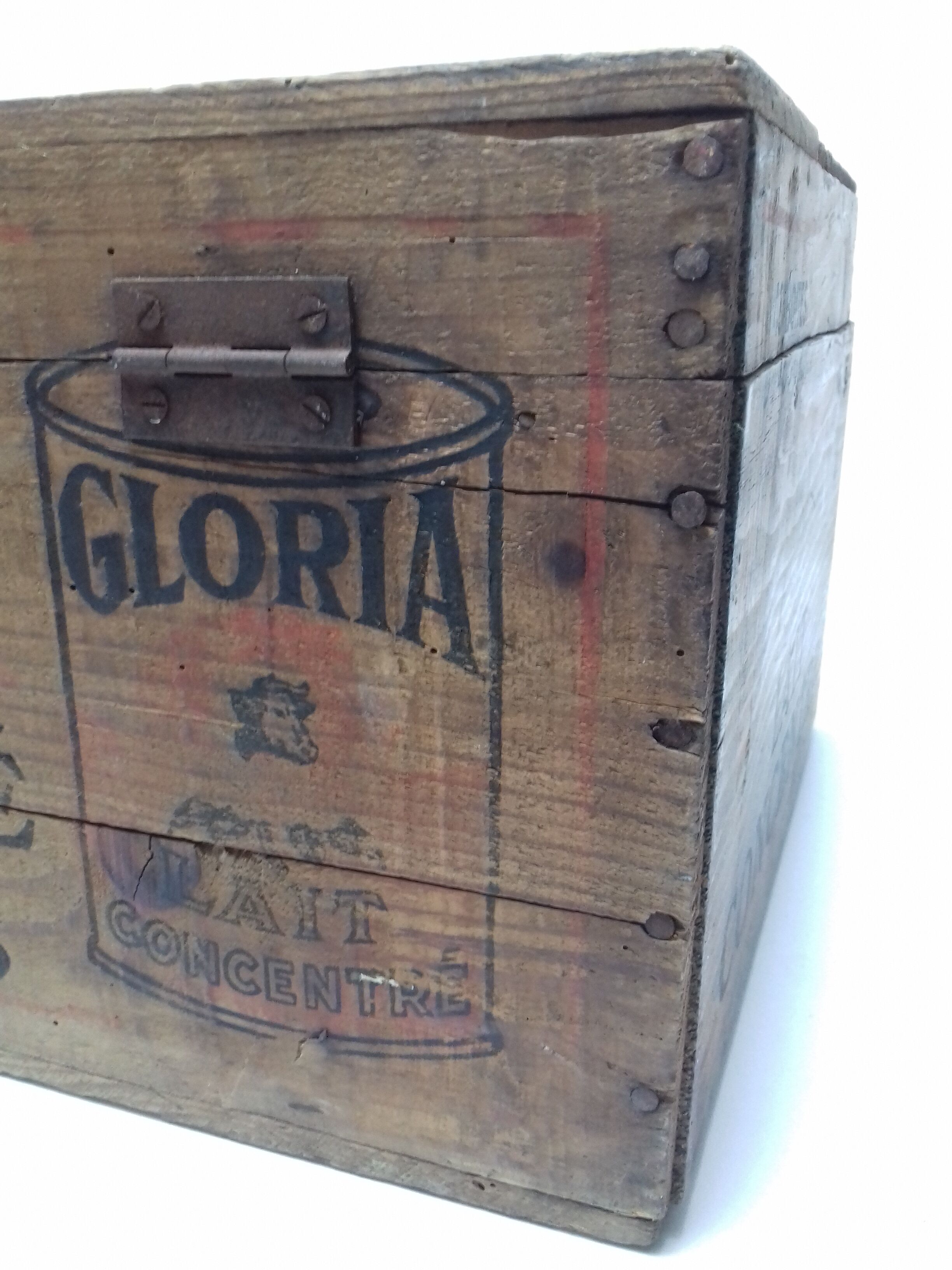 Old wooden box "regilait"