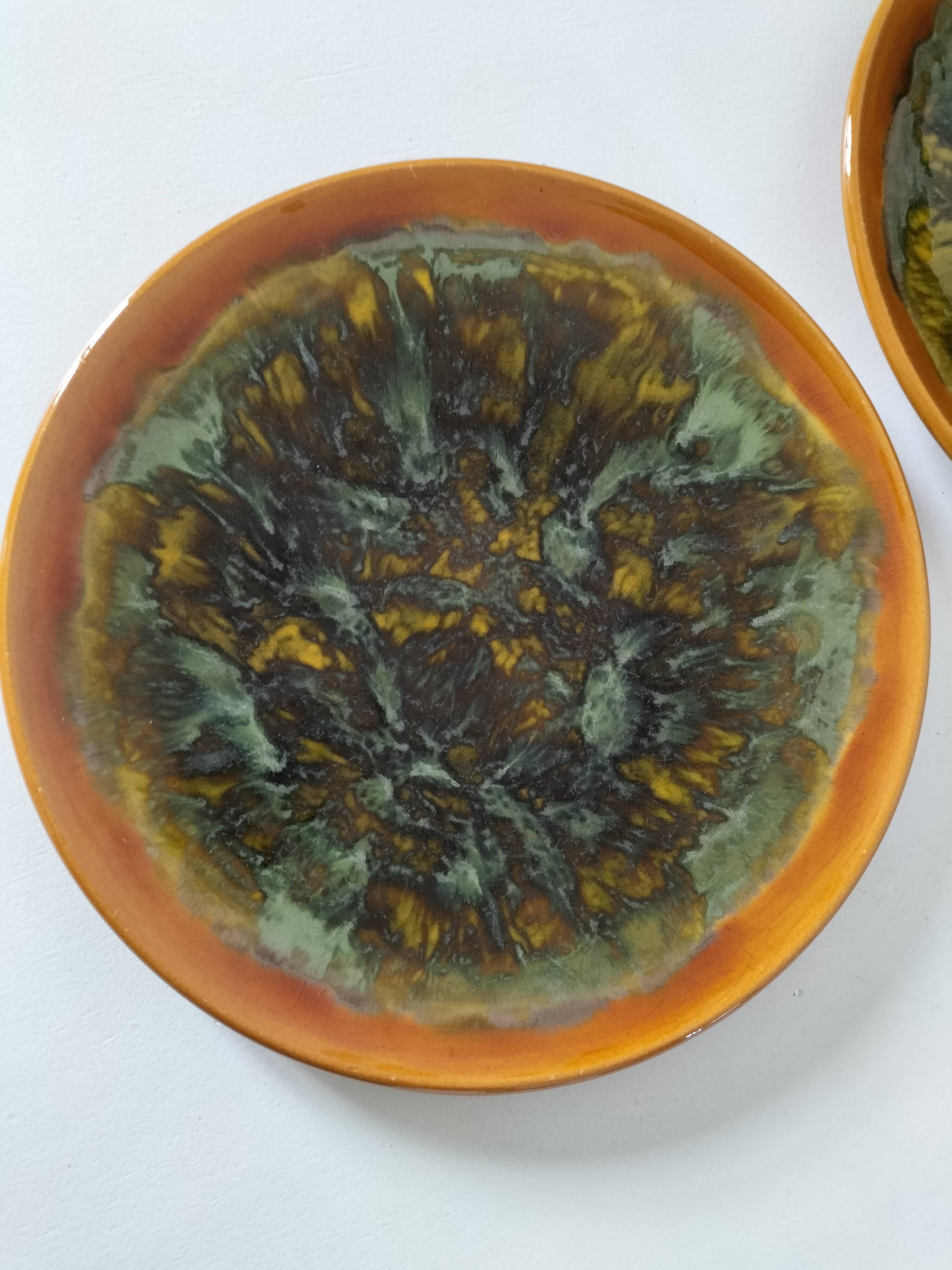 Set of 4 flamed enamel plates in green and amber from the 60s-70s.