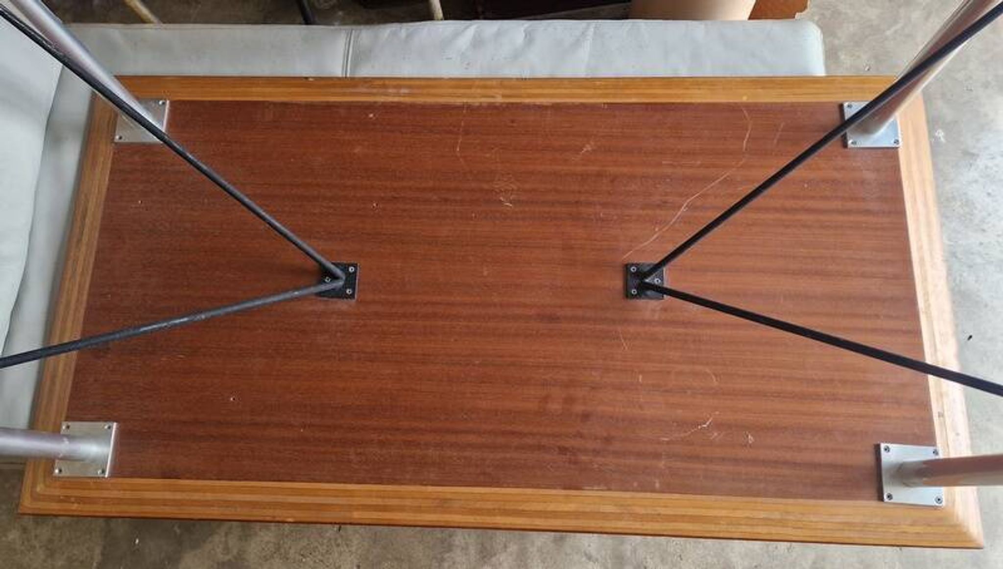 Etienne Fermigier (1932-1973) Table en aluminium et métal laqué noir 1960