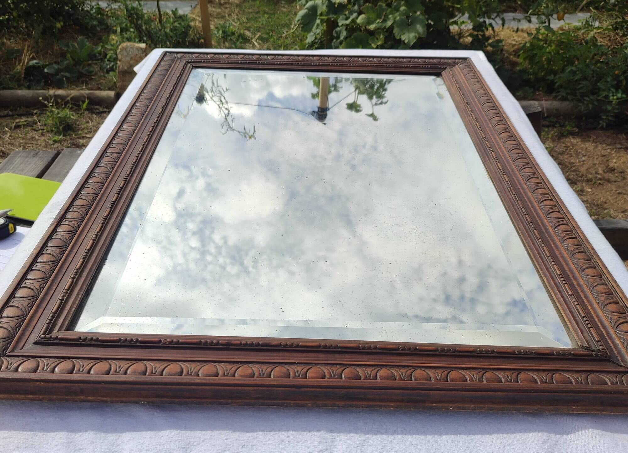 Grand miroir ancien biseauté cadre en bois sculpté