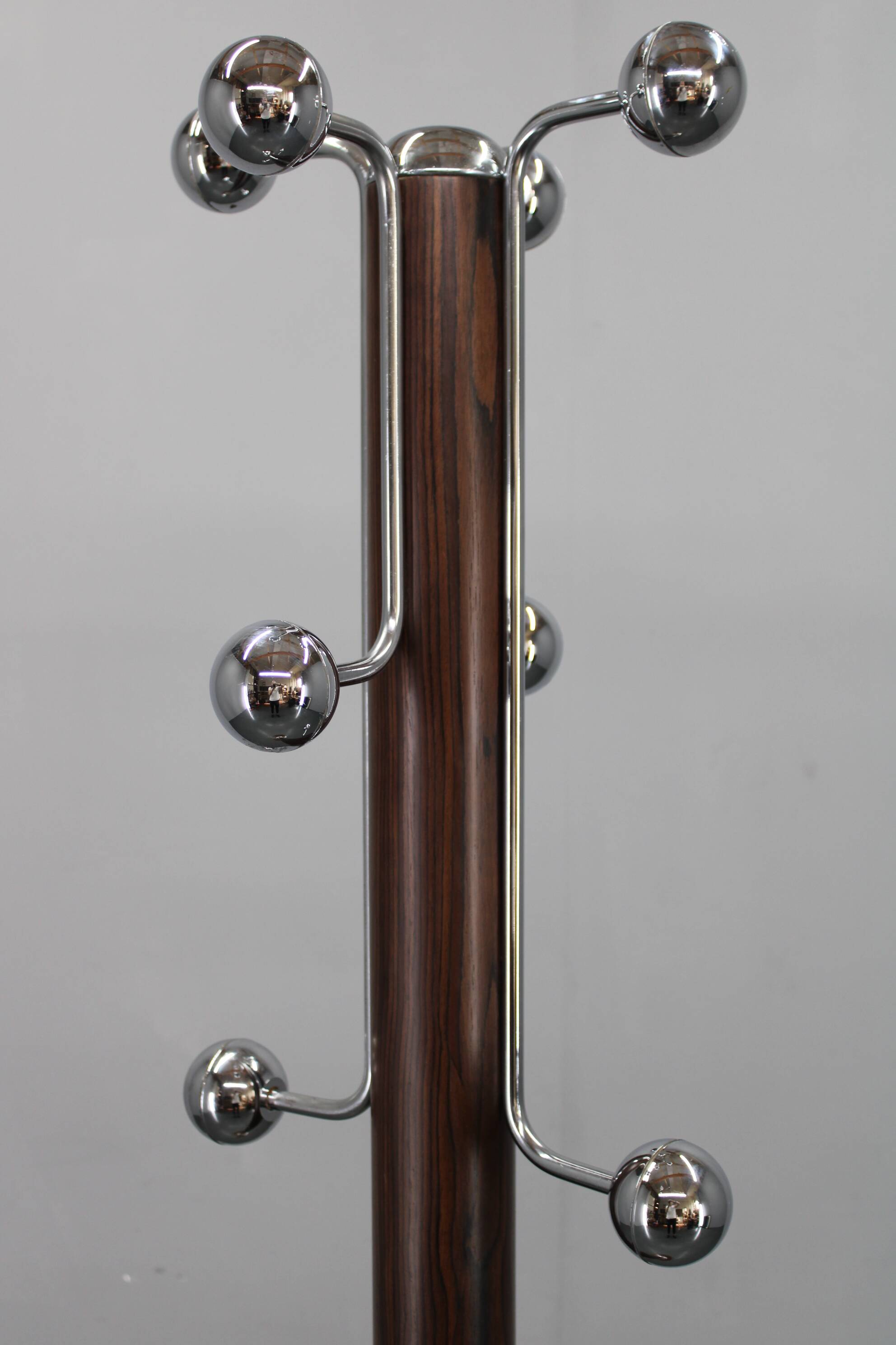 Porte-manteau italien en fer, plastique chromé et base en bois, années 1970