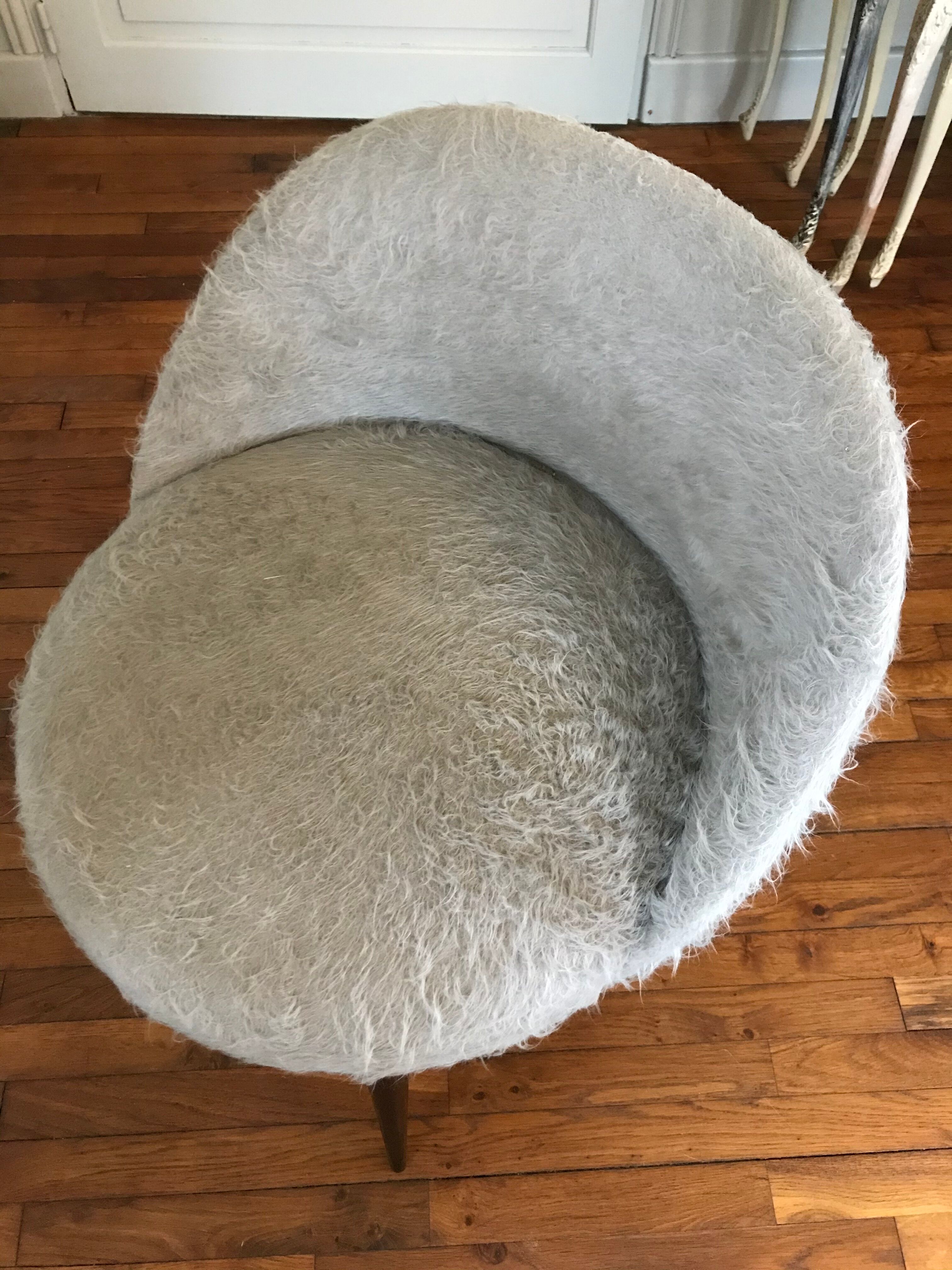 Grey mmoute chair