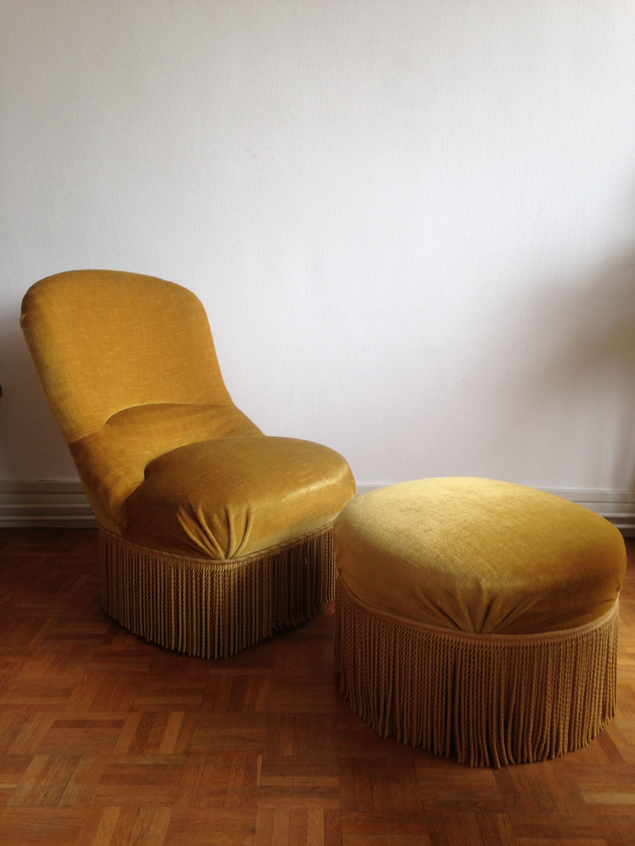 Fauteuil crapaud et pouf velours jaune