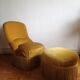 Fauteuil crapaud et pouf velours jaune