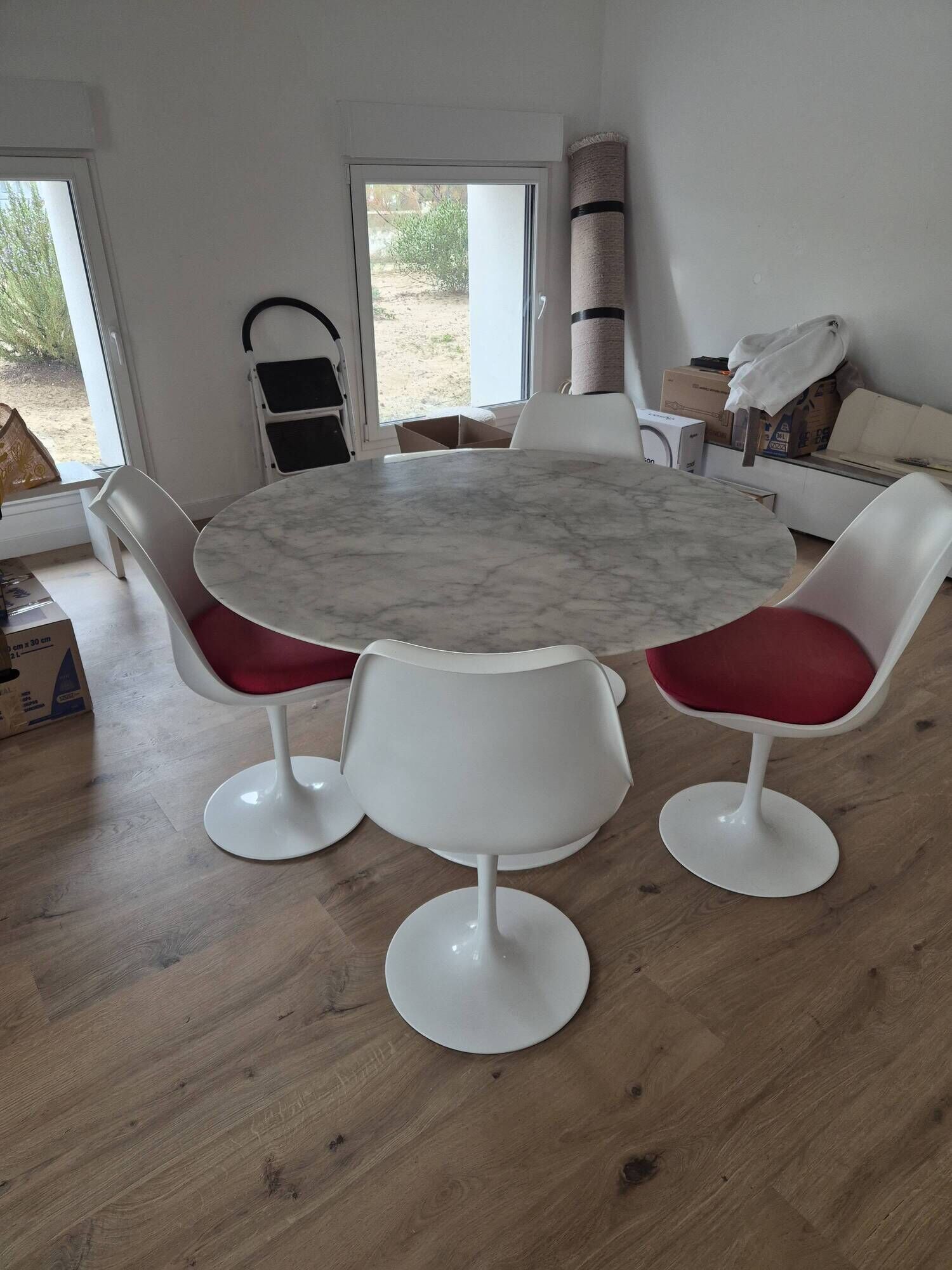 table ronde en marbre et ses 4 chaises tulip