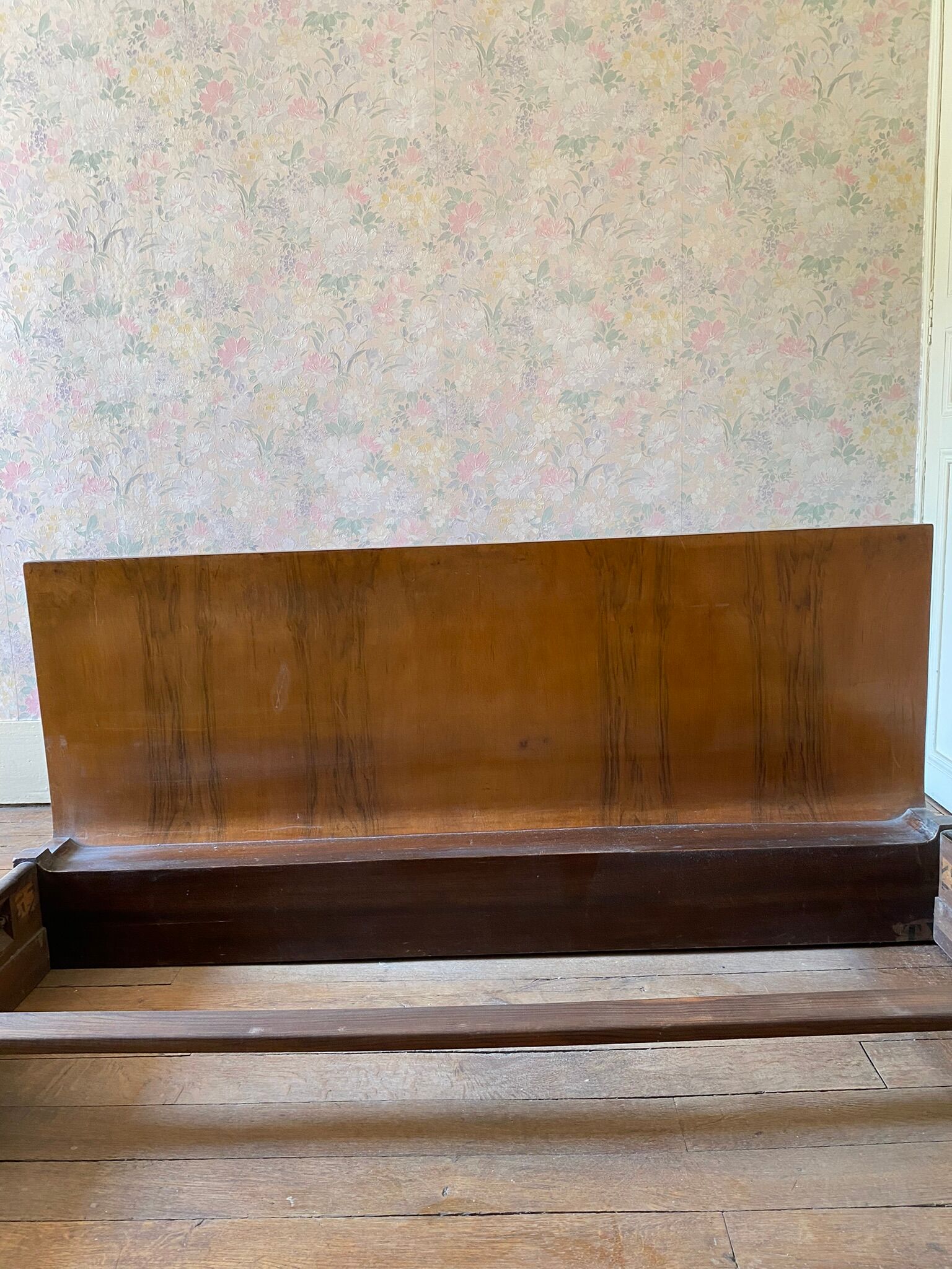 Art deco bed dating from the 30s in Ronce de Noyer