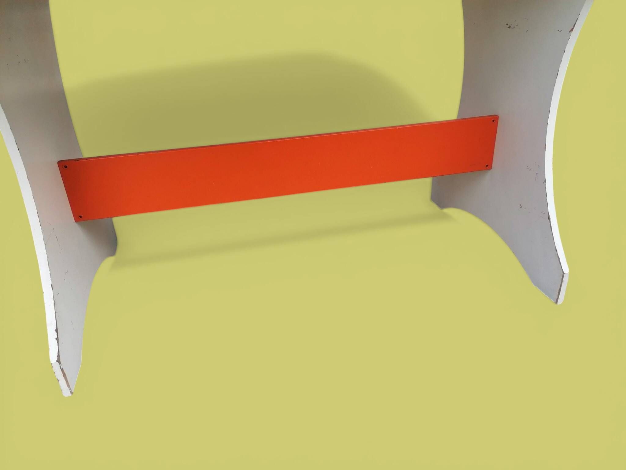 Bureau et tabouret d'écolier en bois peint orange - Années 1950 - 1970.