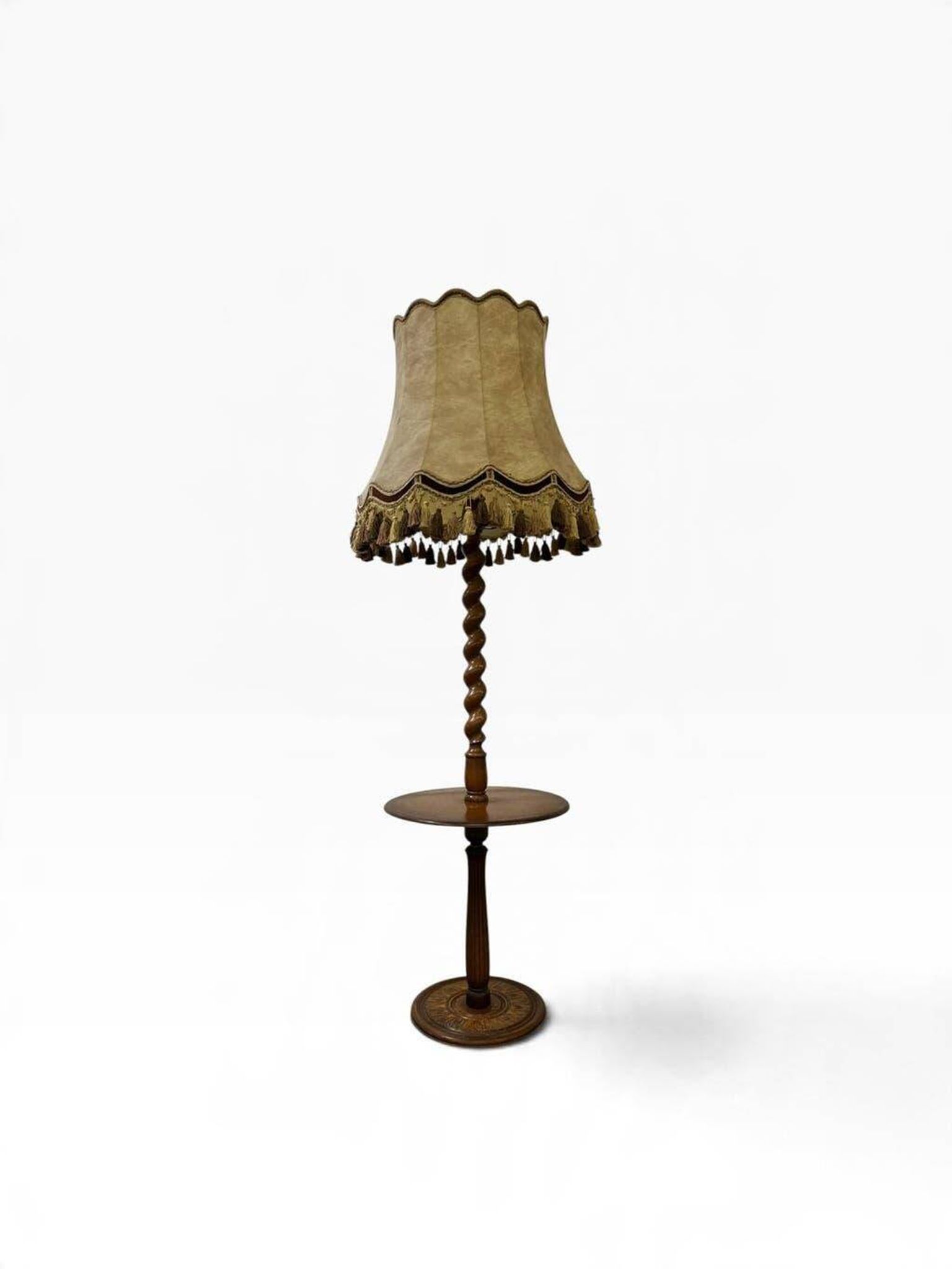 Lampadaire vintage en bois avec abat-jour à franges