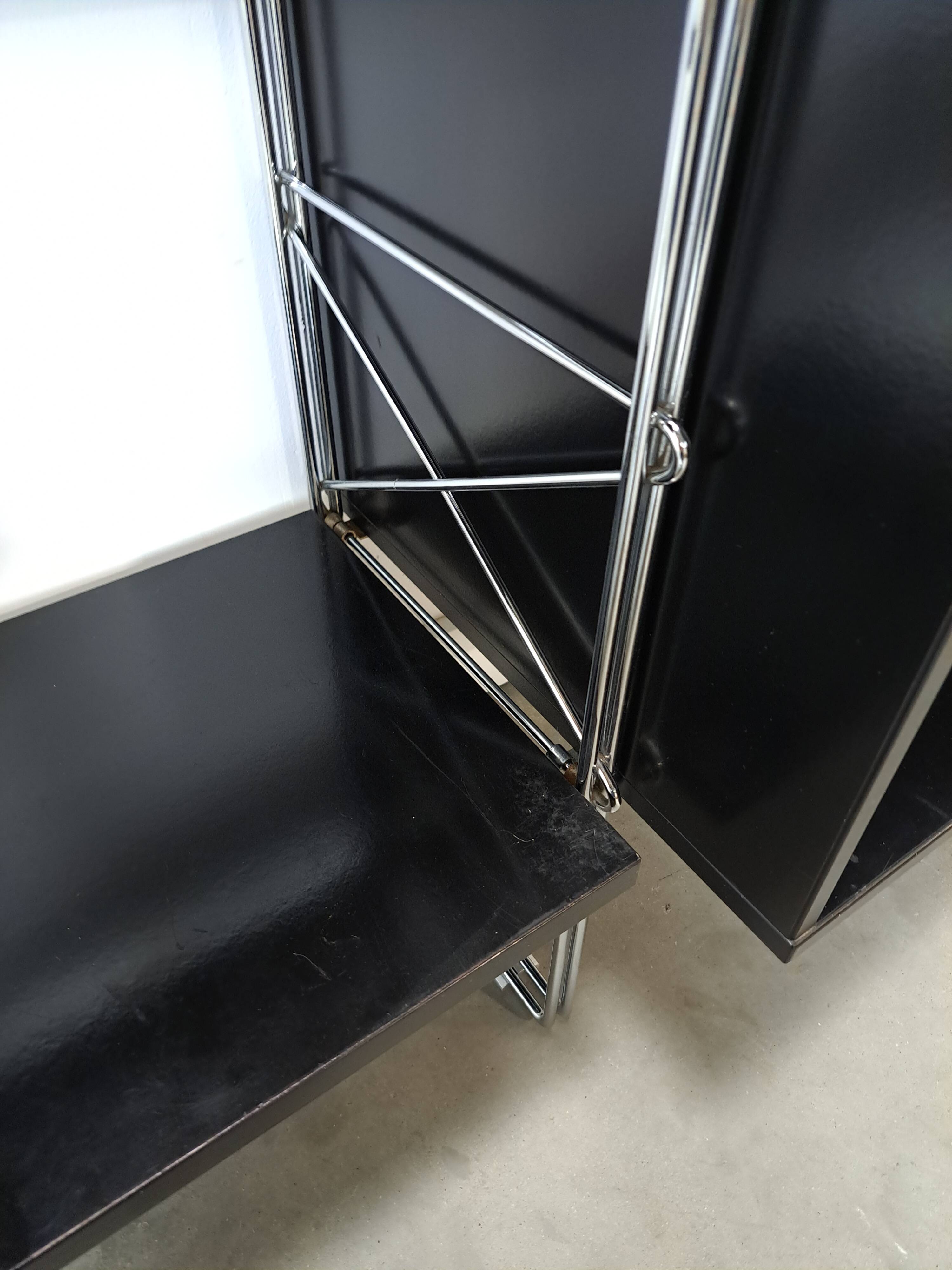 Deens design Denka modulaire kast met chromen houders en planken