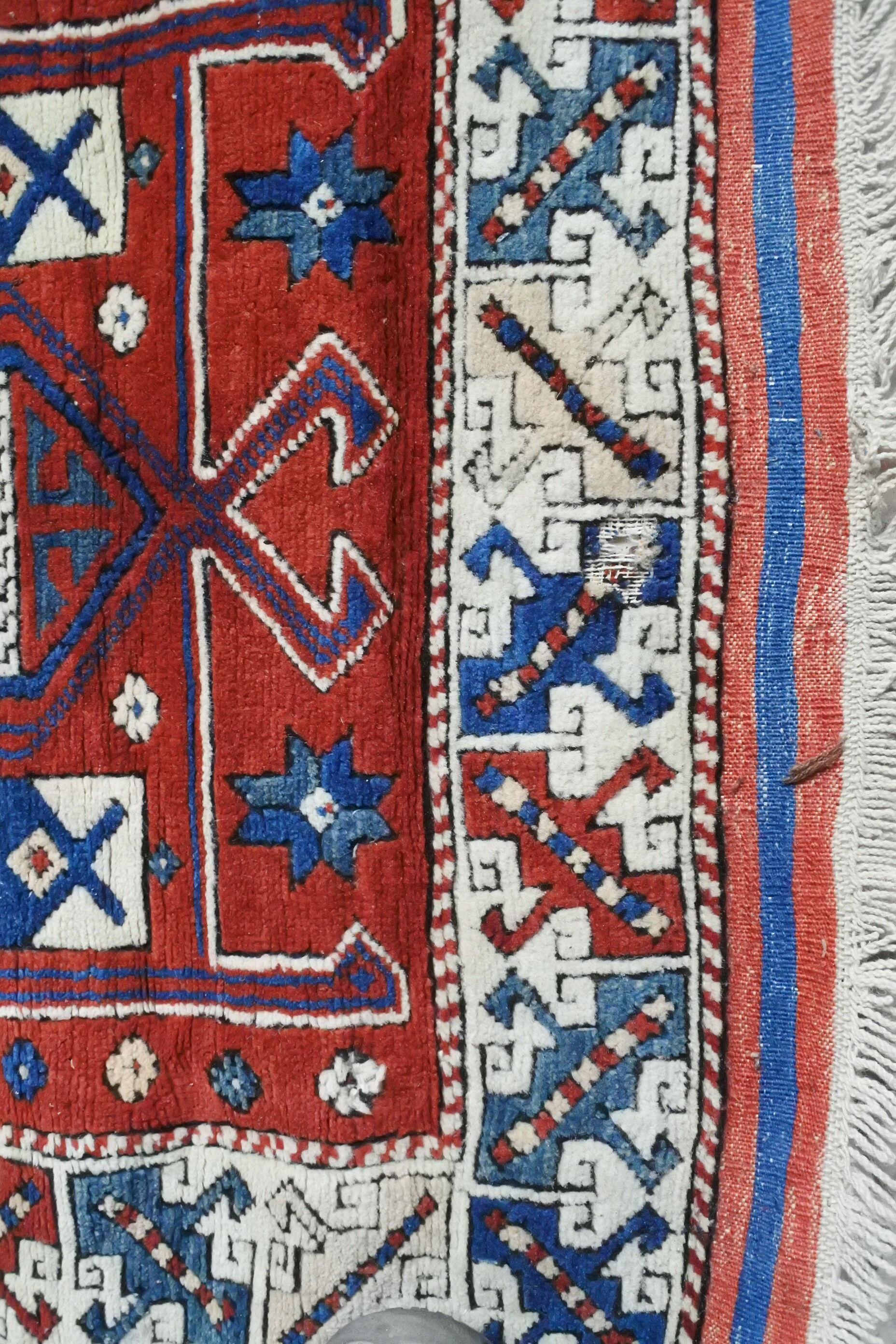 Vintage hand-knotted kazak rug 185x127cm