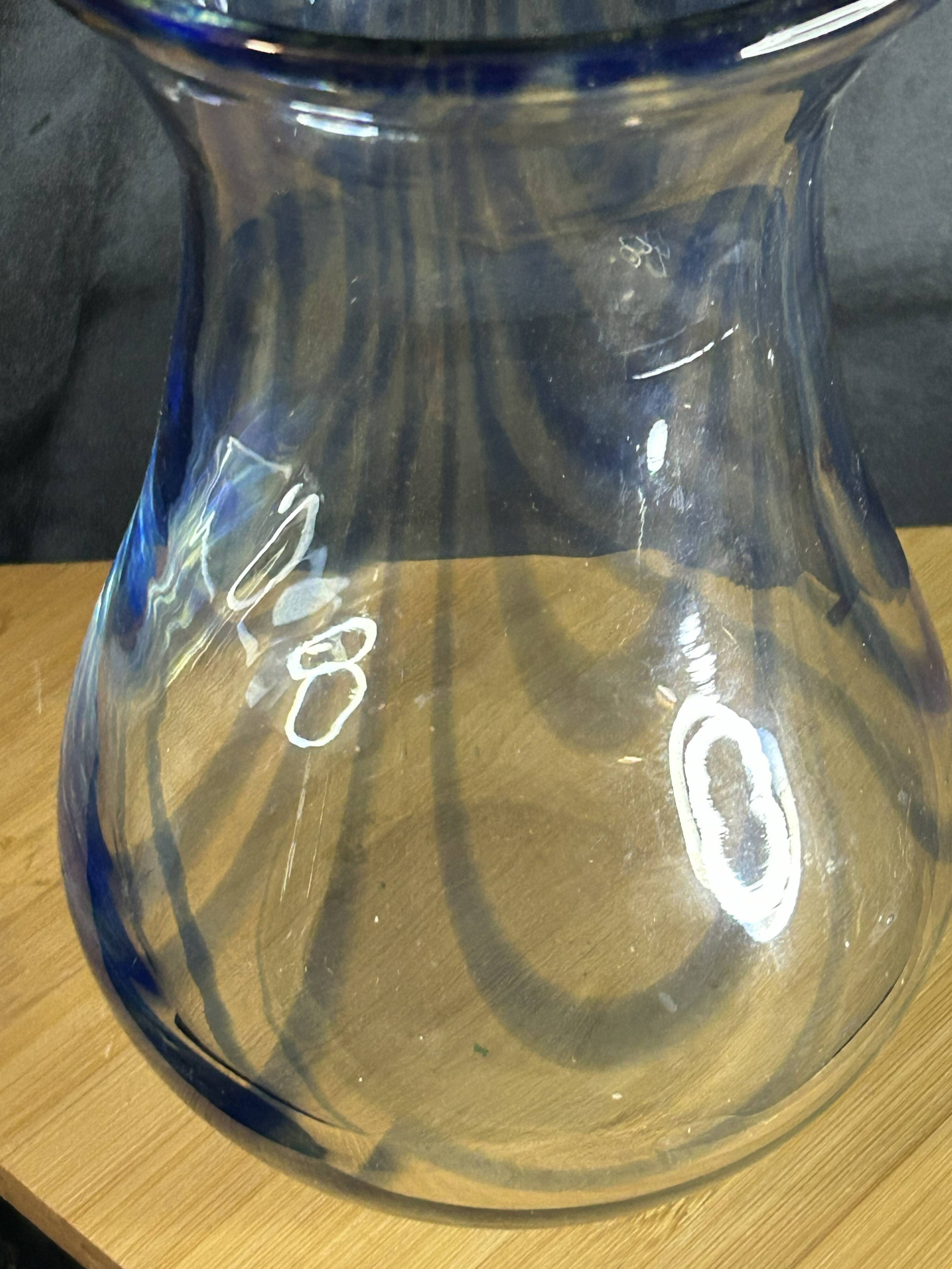 Vase Biot en verre soufflé à inclusions bleues – France vintage – H 23 cm